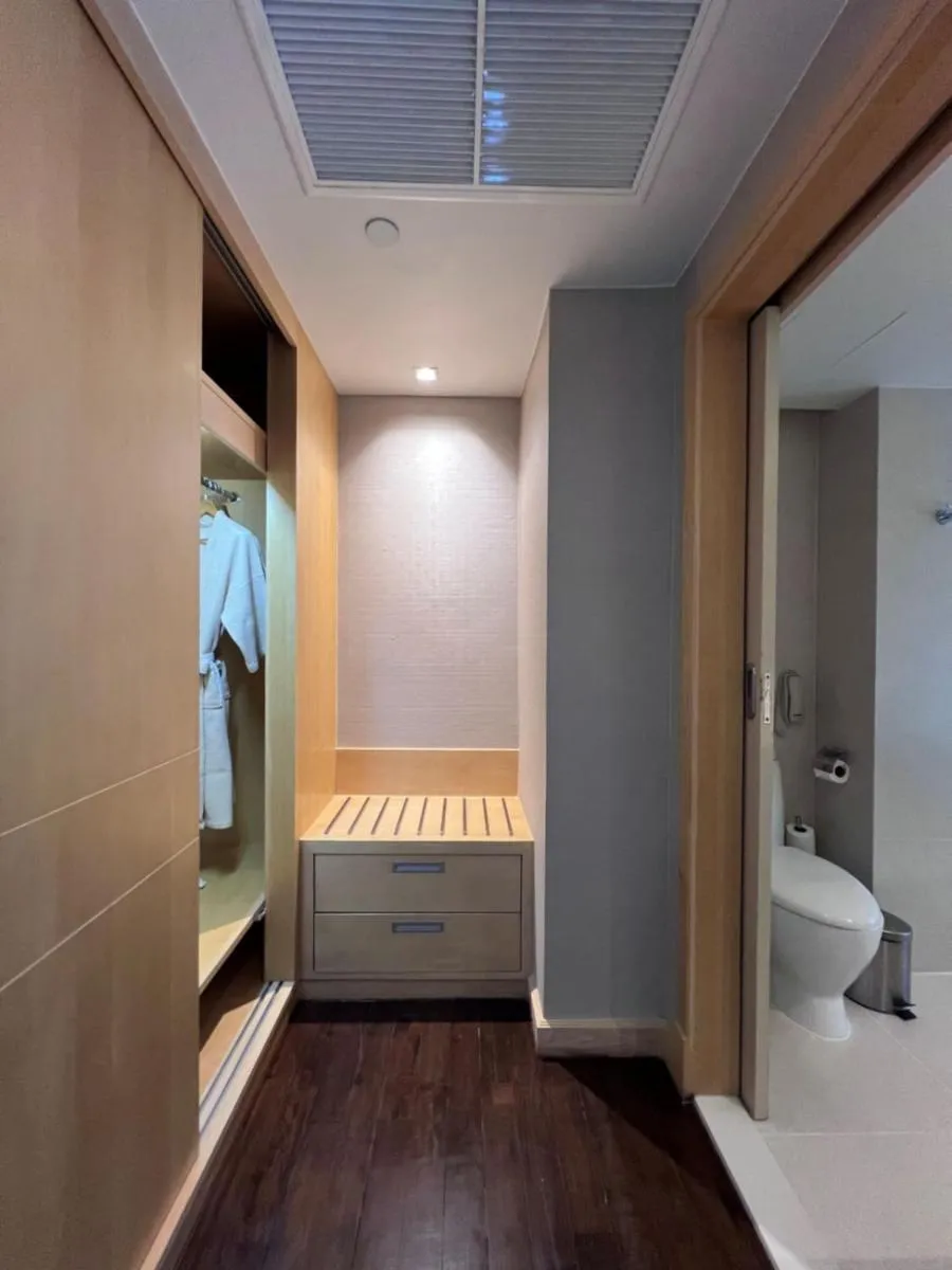 wardrobe, Bed in Sora Resort & Suites Sukhumvit