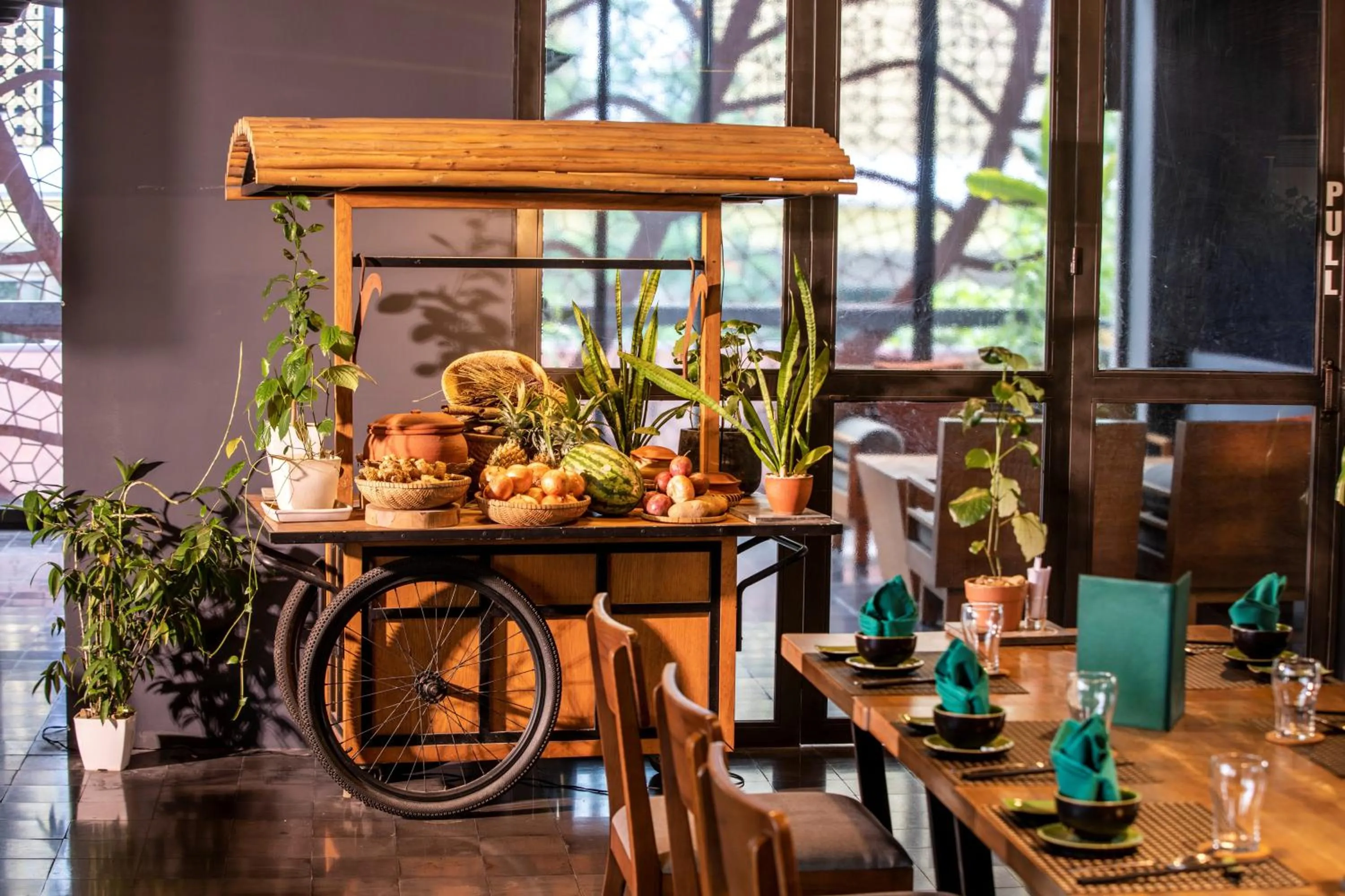 Restaurant/places to eat in ÊMM Hotel Hue