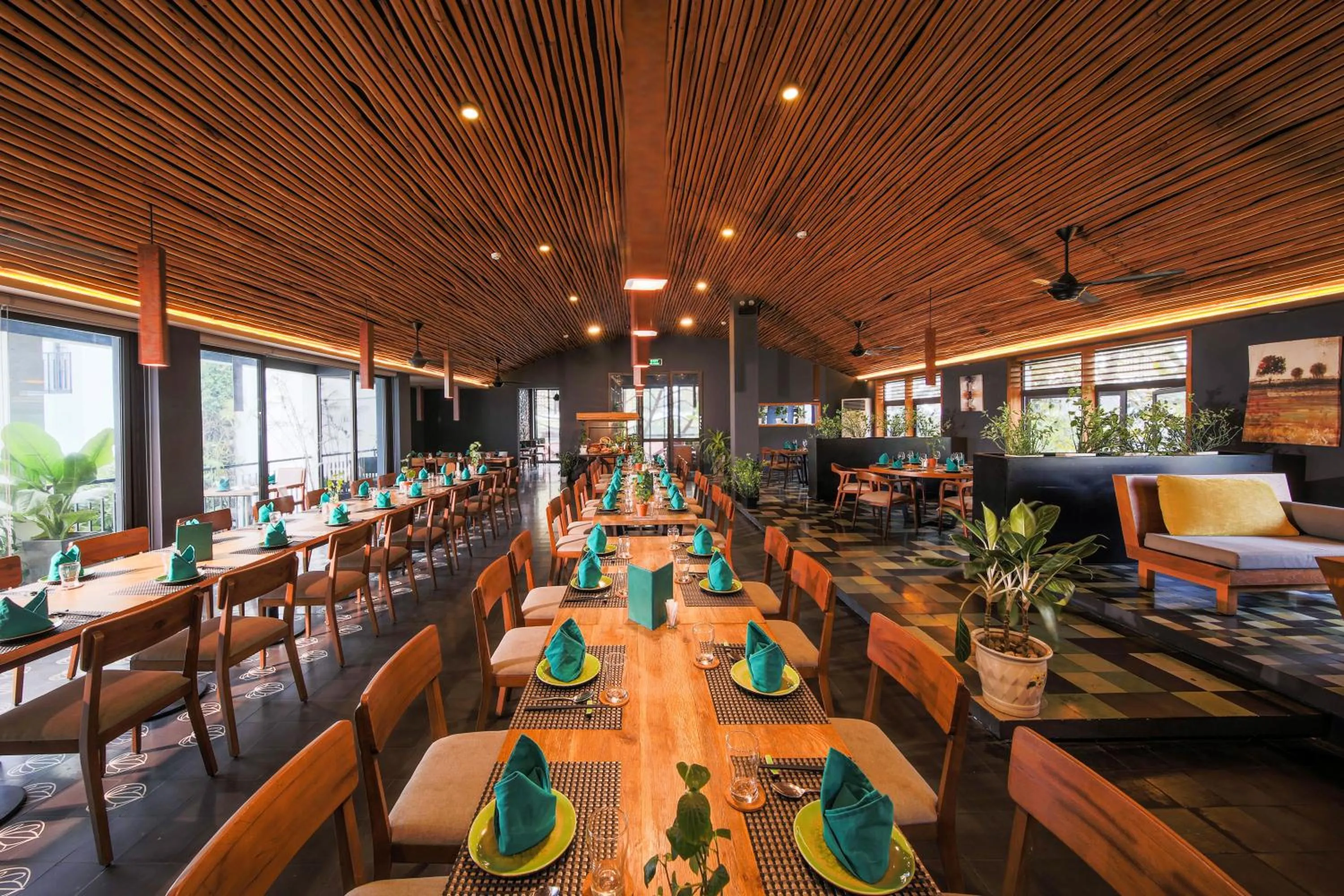 Restaurant/places to eat in ÊMM Hotel Hue