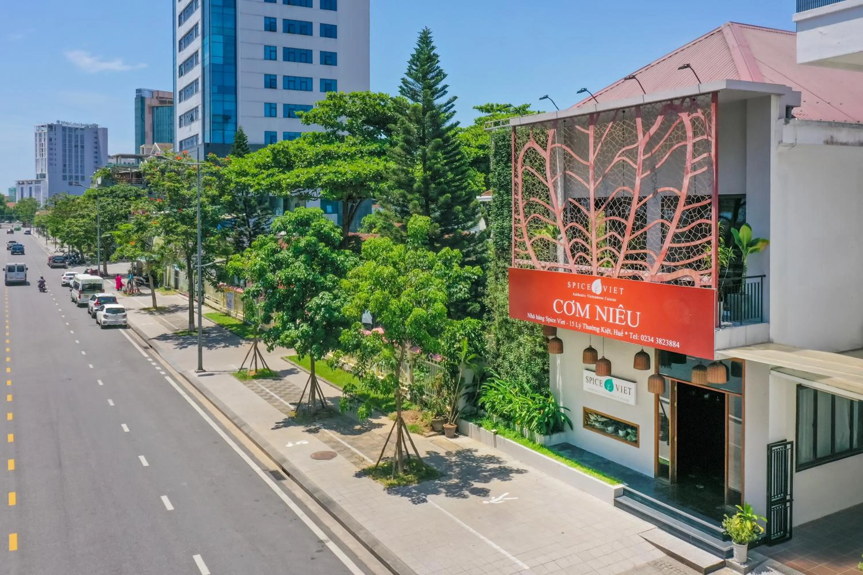 Restaurant/places to eat in ÊMM Hotel Hue