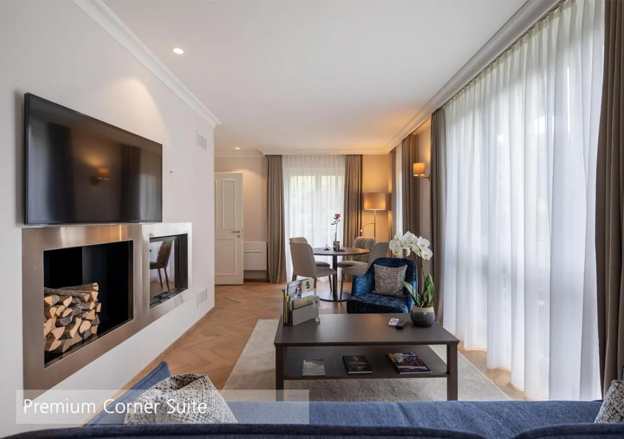 Communal lounge/ TV room in Lenkerhof gourmet spa resort - Relais & Châteaux