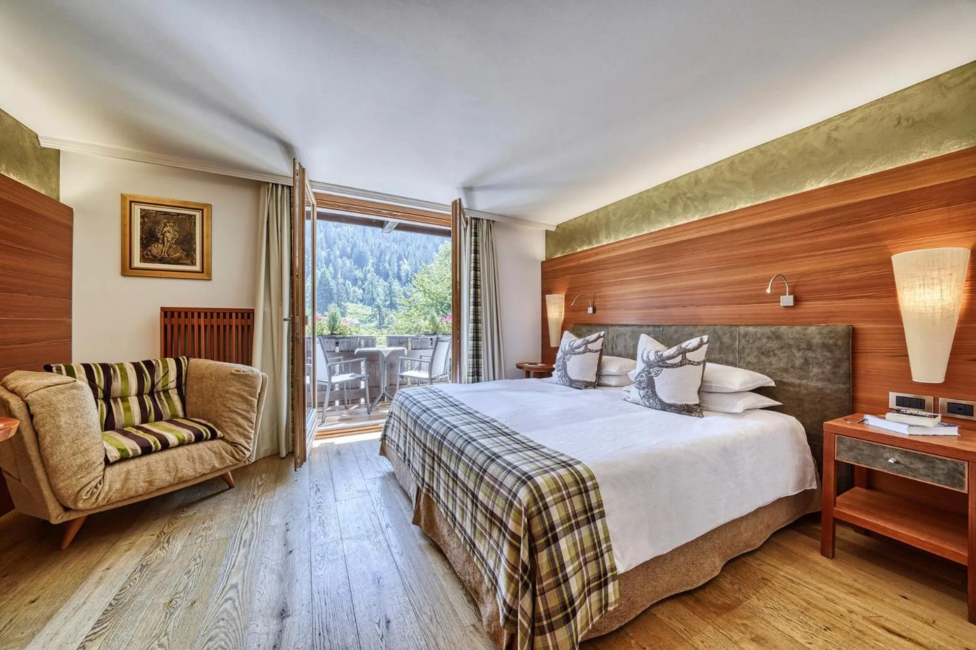 Bedroom, Bed in Majestic Hotel