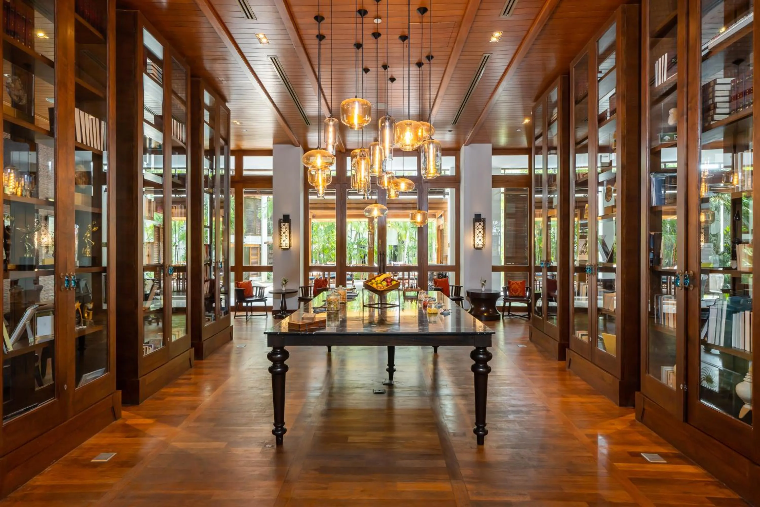 Lounge or bar in InterContinental Hua Hin Resort by IHG