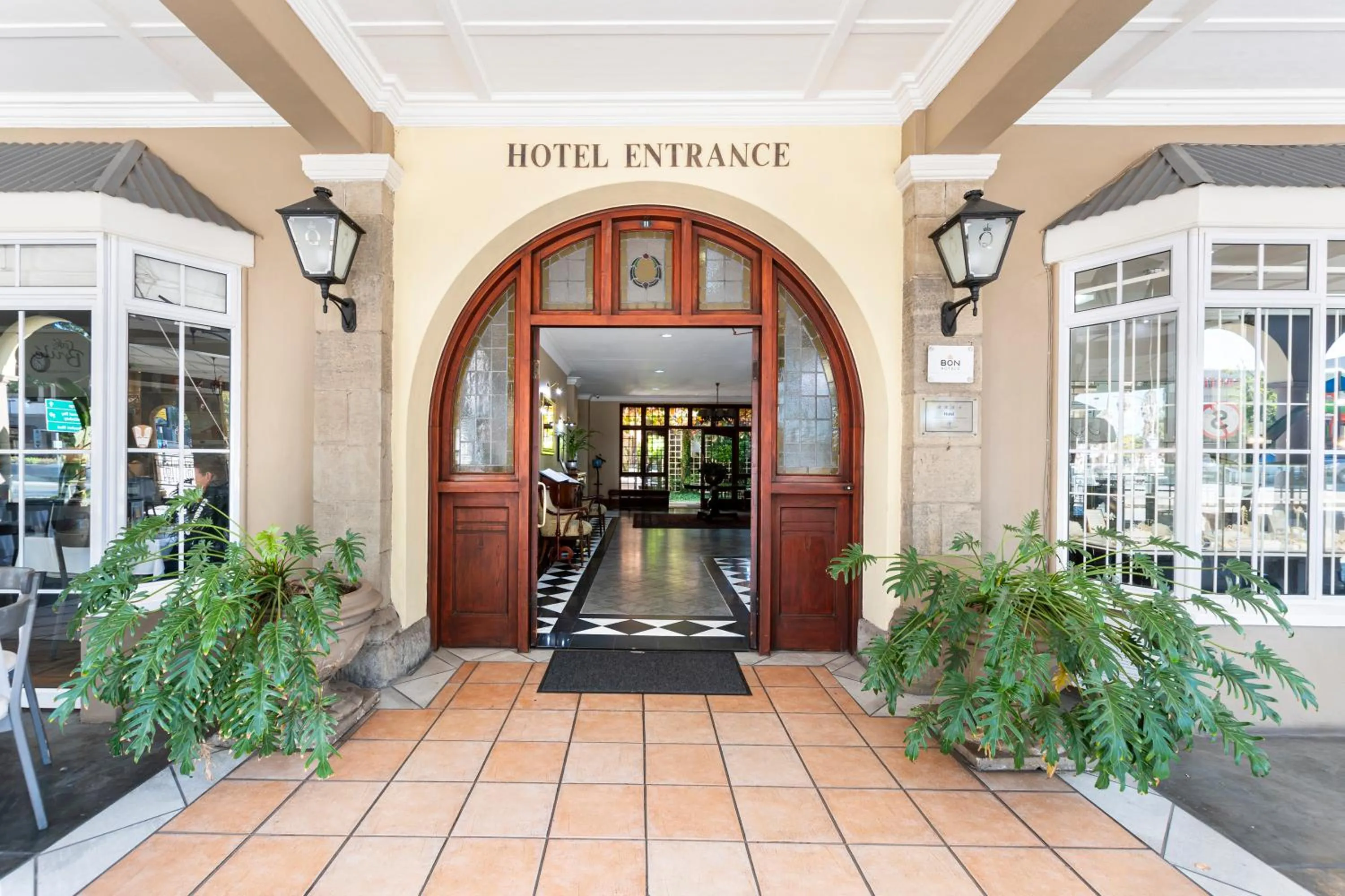 Facade/entrance in Queen's Hotel by BON Hotels