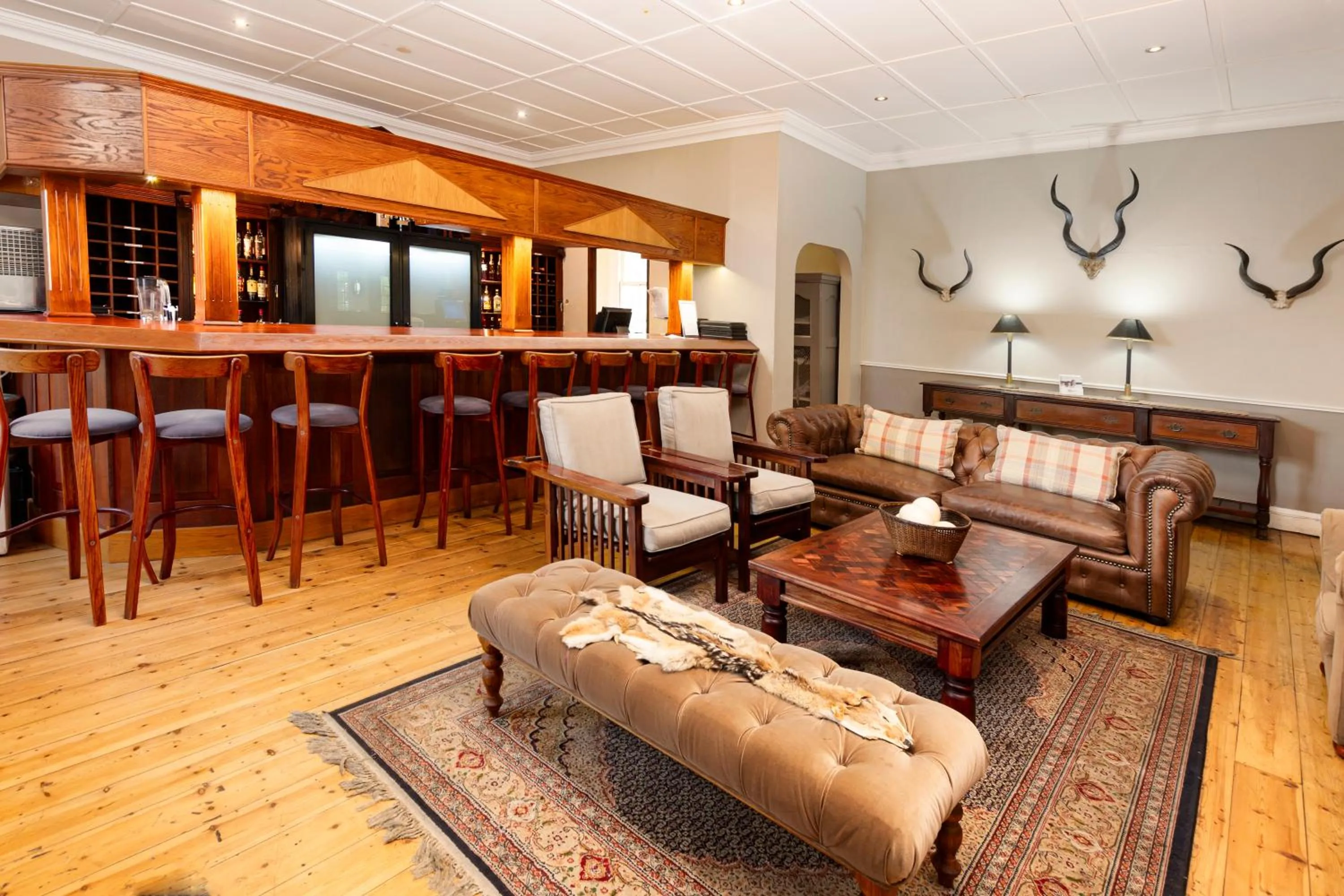 Lounge or bar in Queen's Hotel by BON Hotels