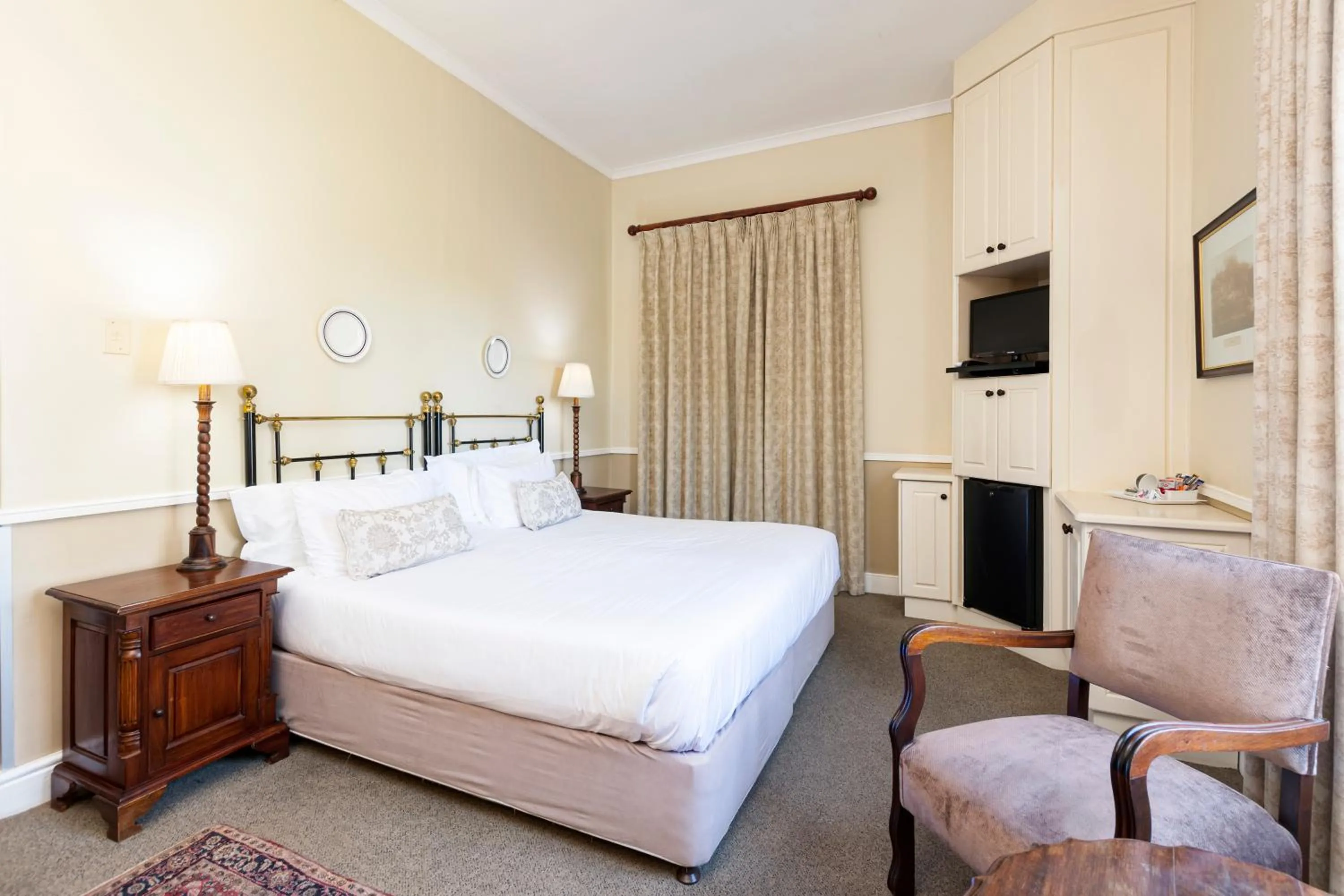 Bed in Queen's Hotel by BON Hotels