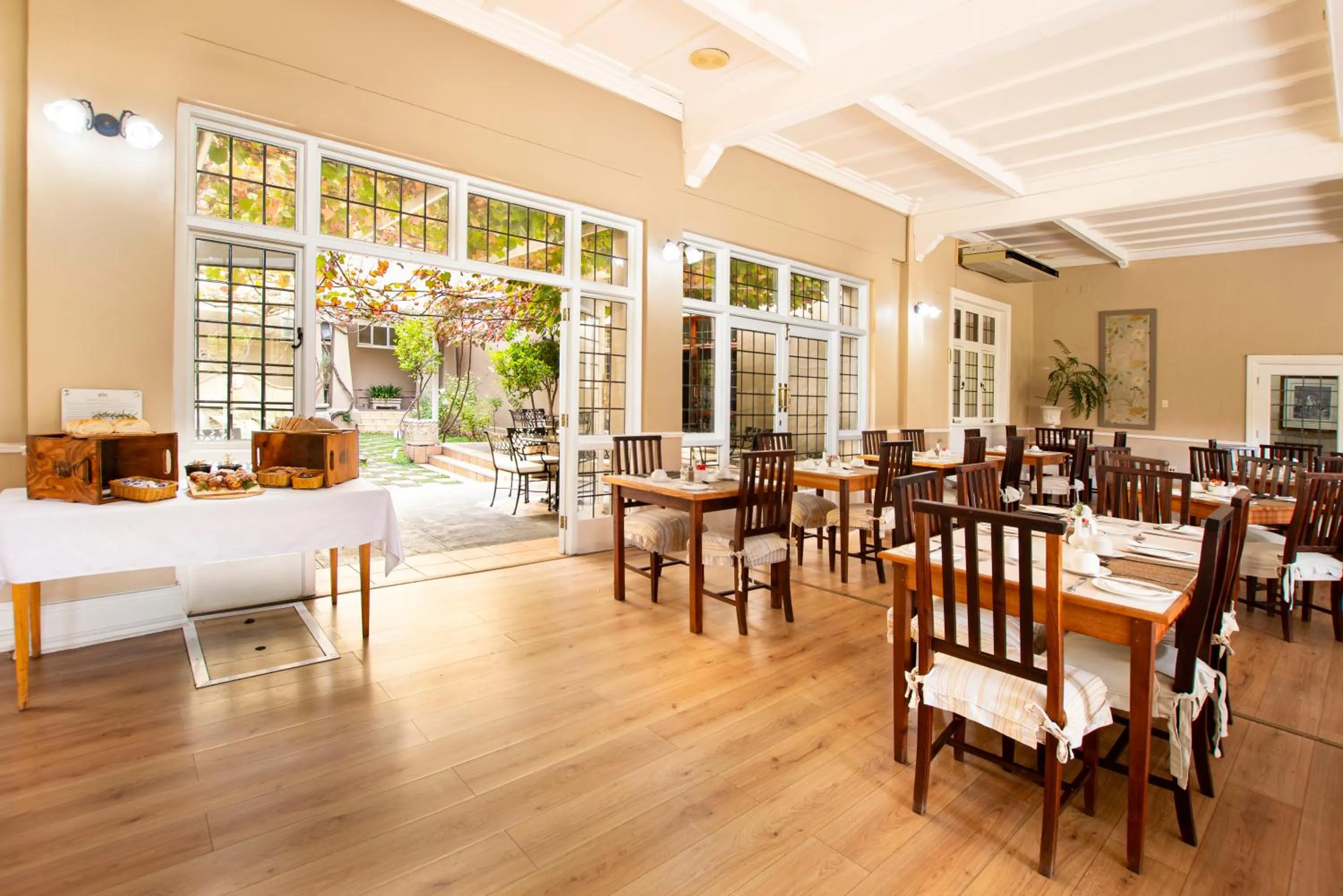 Restaurant/places to eat in Queen's Hotel by BON Hotels