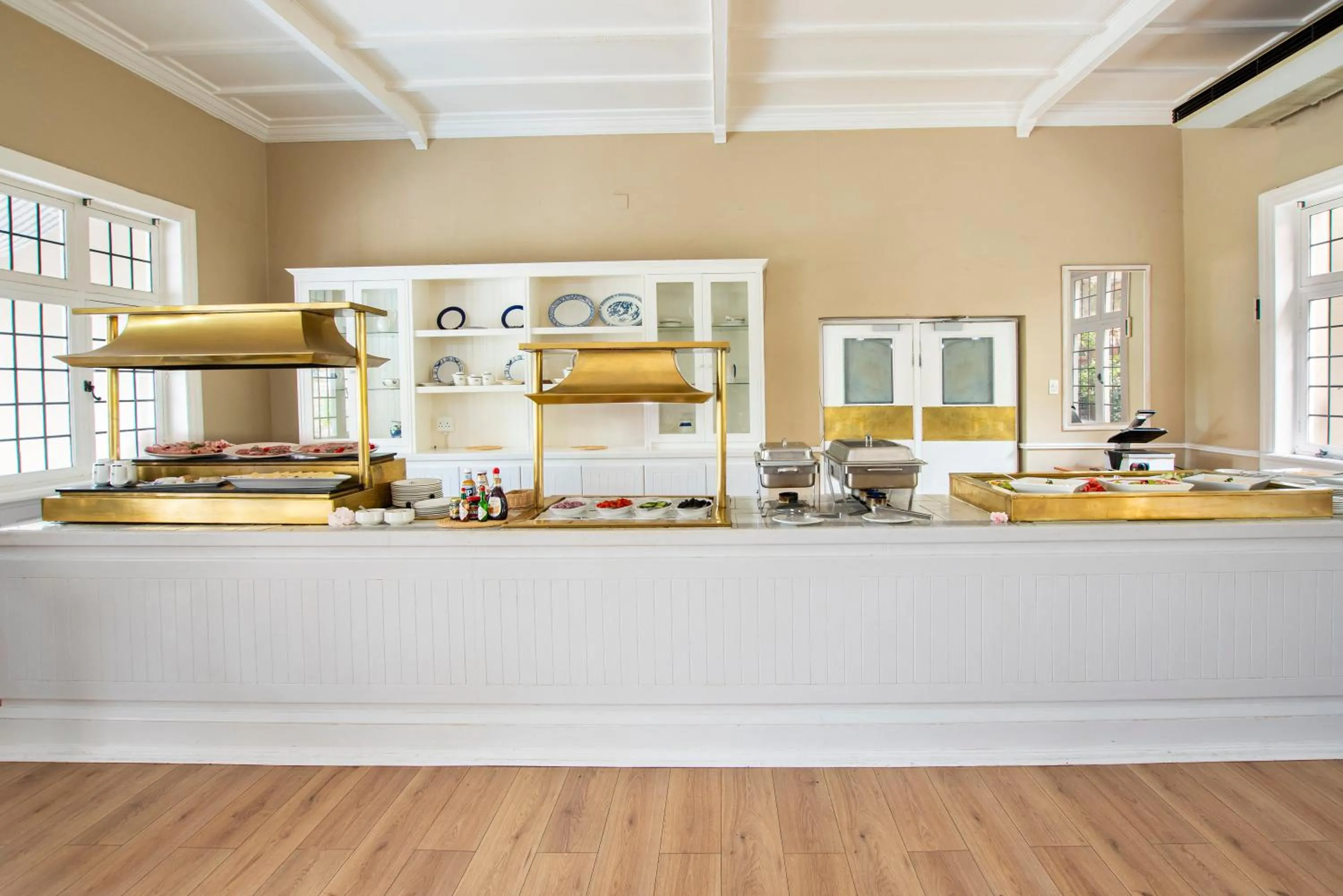 Food and drinks in Queen's Hotel by BON Hotels