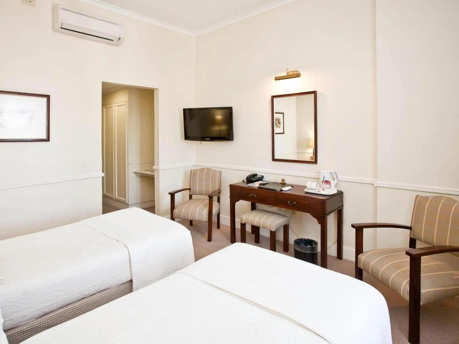 Bedroom, Bed in Queen's Hotel by BON Hotels