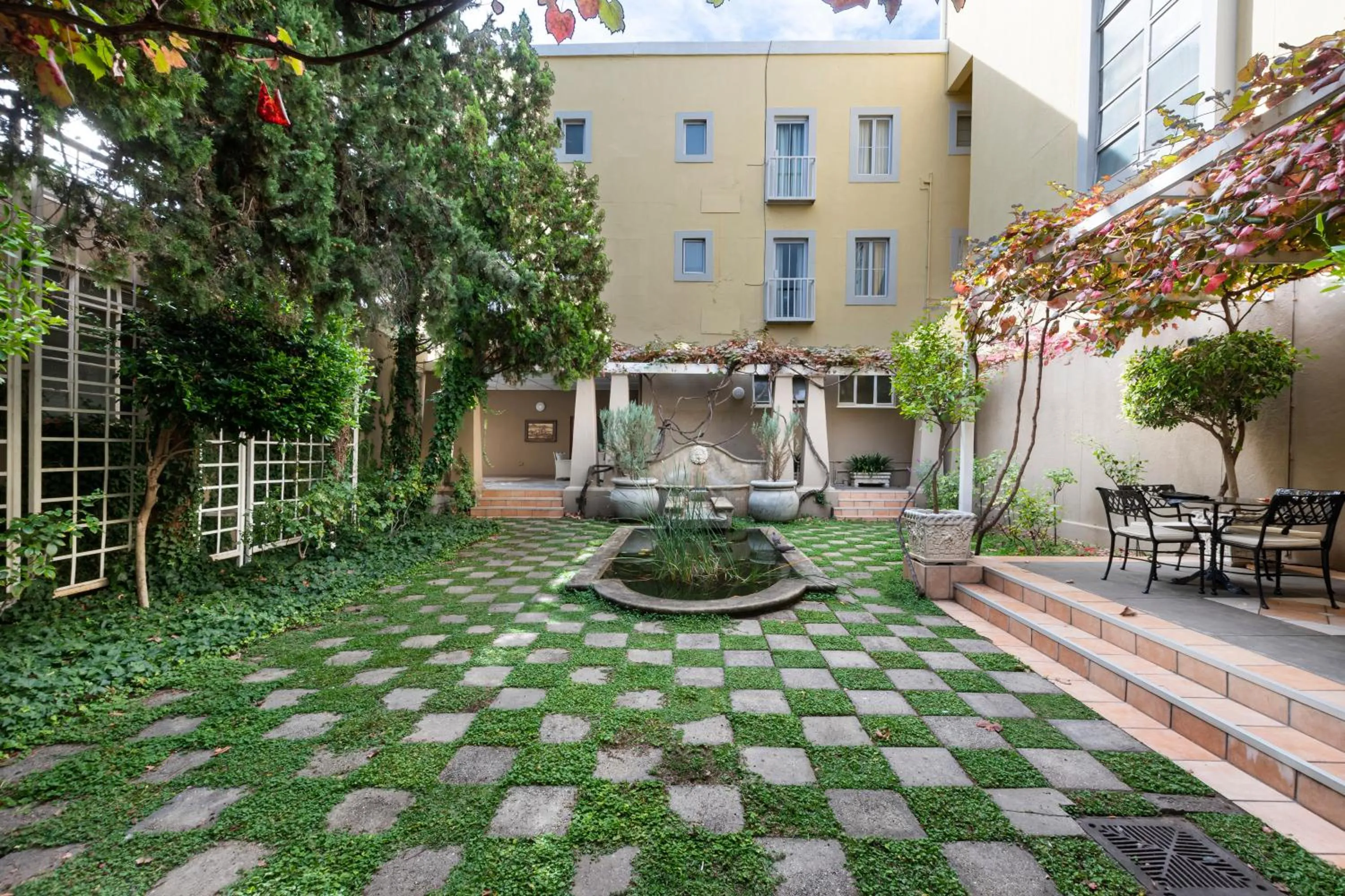Patio in Queen's Hotel by BON Hotels