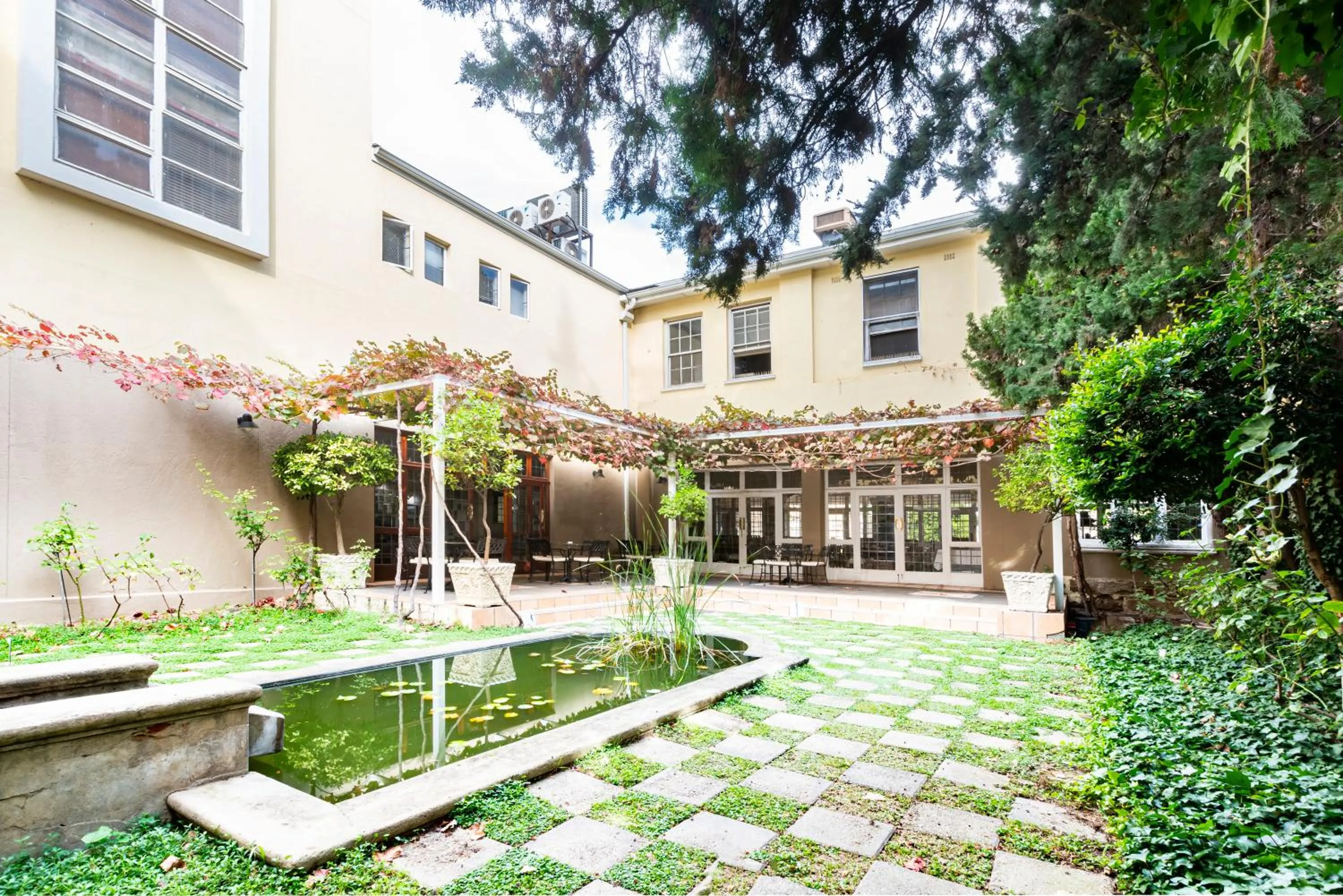 Garden in Queen's Hotel by BON Hotels