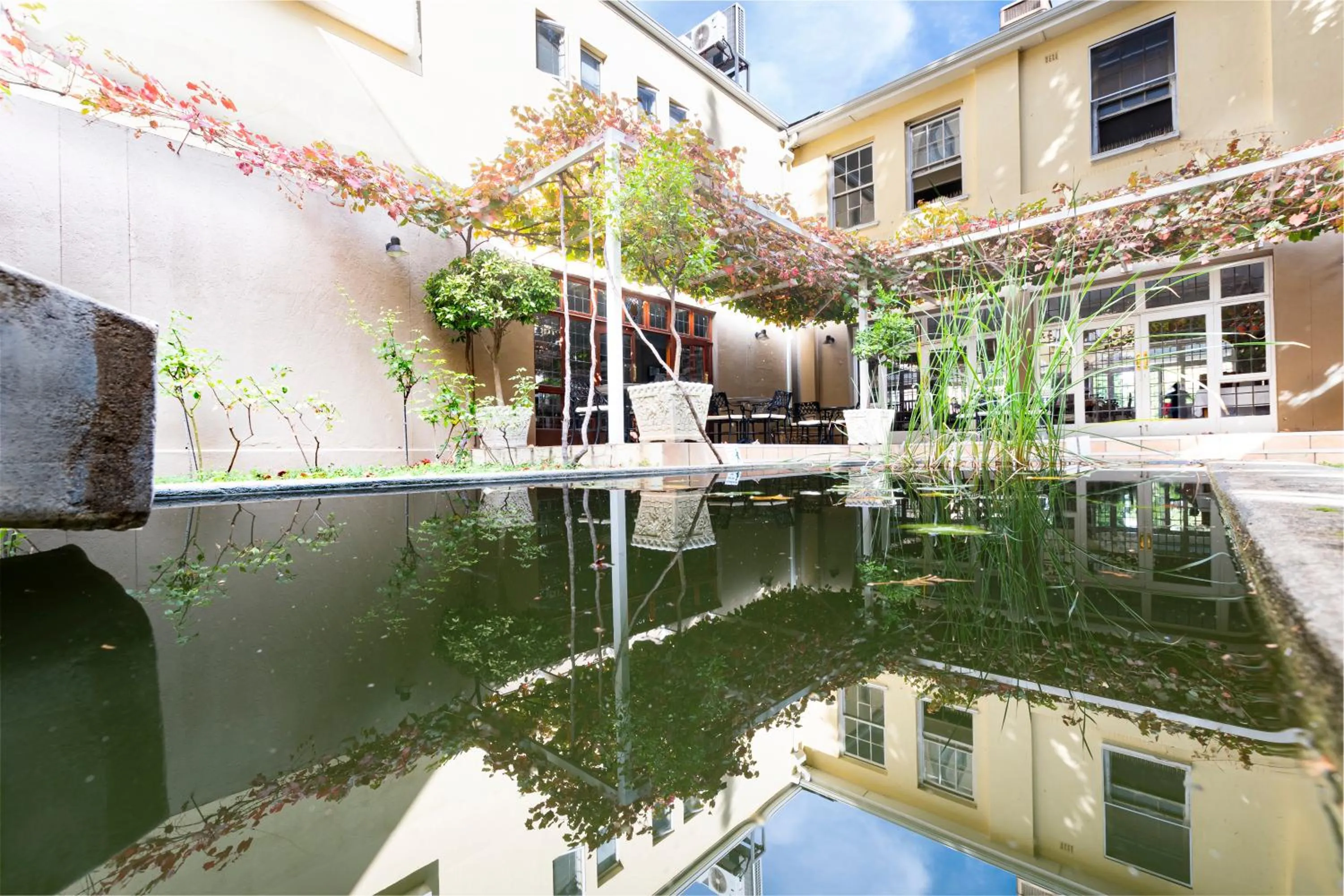 Swimming pool in Queen's Hotel by BON Hotels