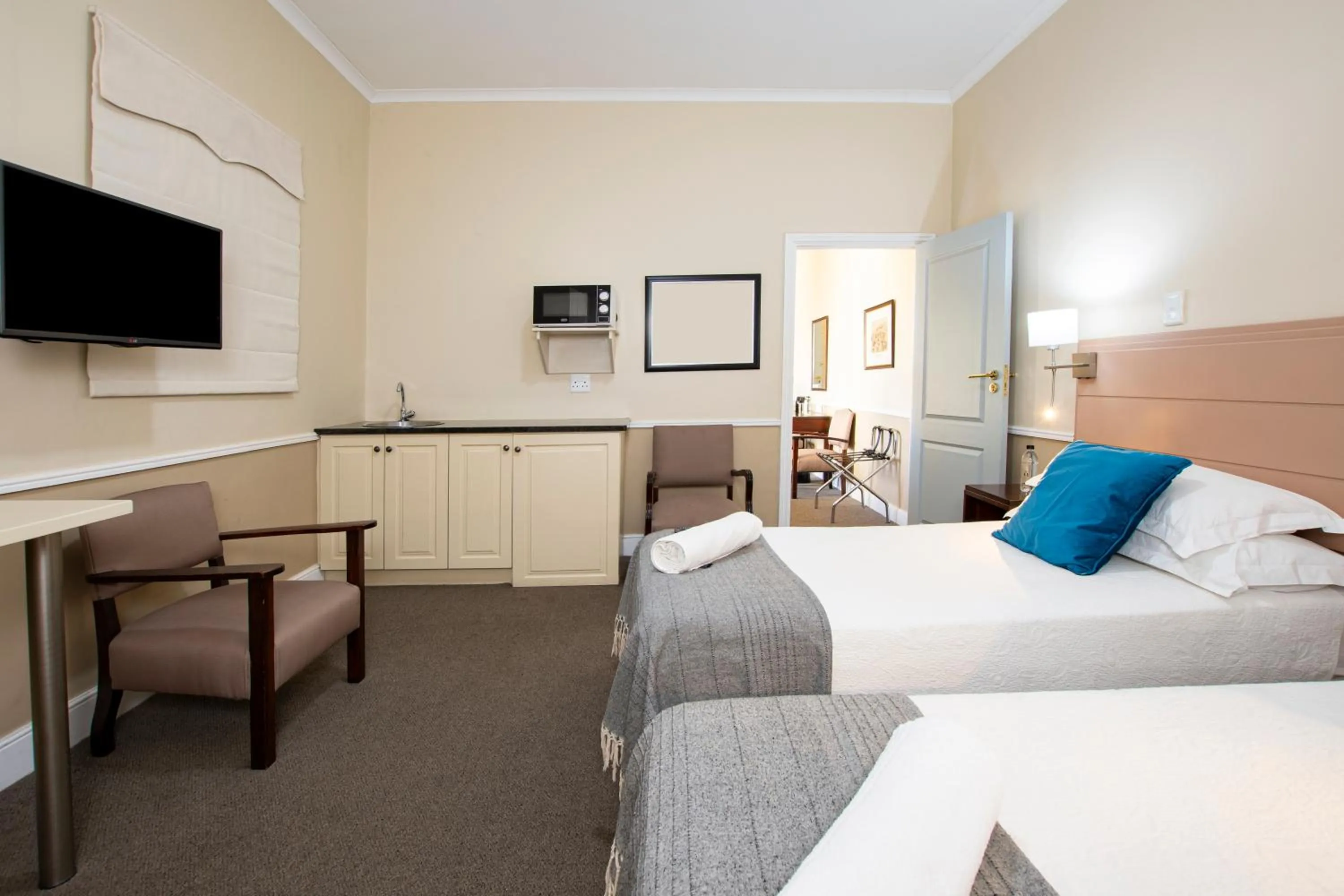 Bed in Queen's Hotel by BON Hotels