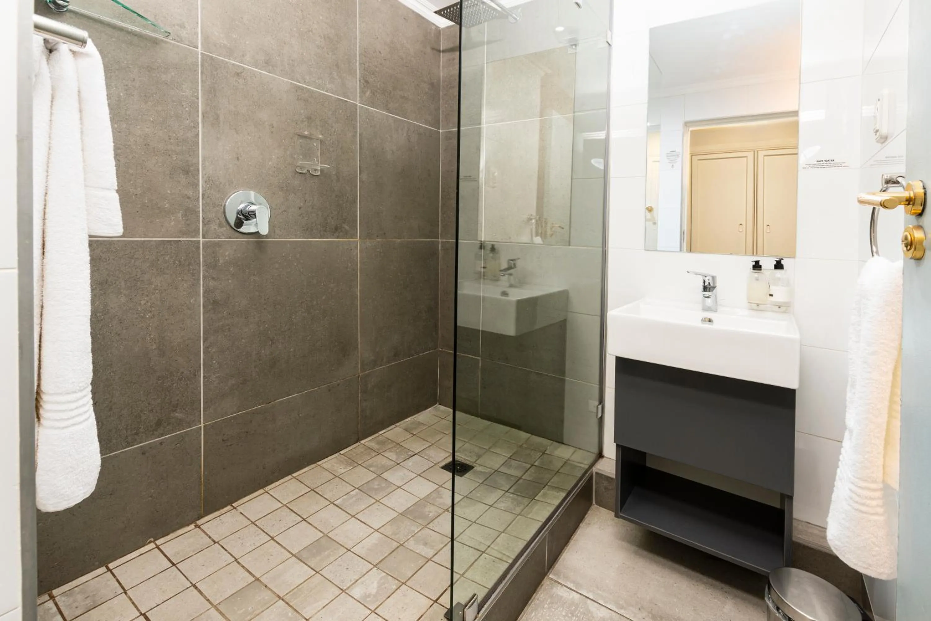 Shower in Queen's Hotel by BON Hotels