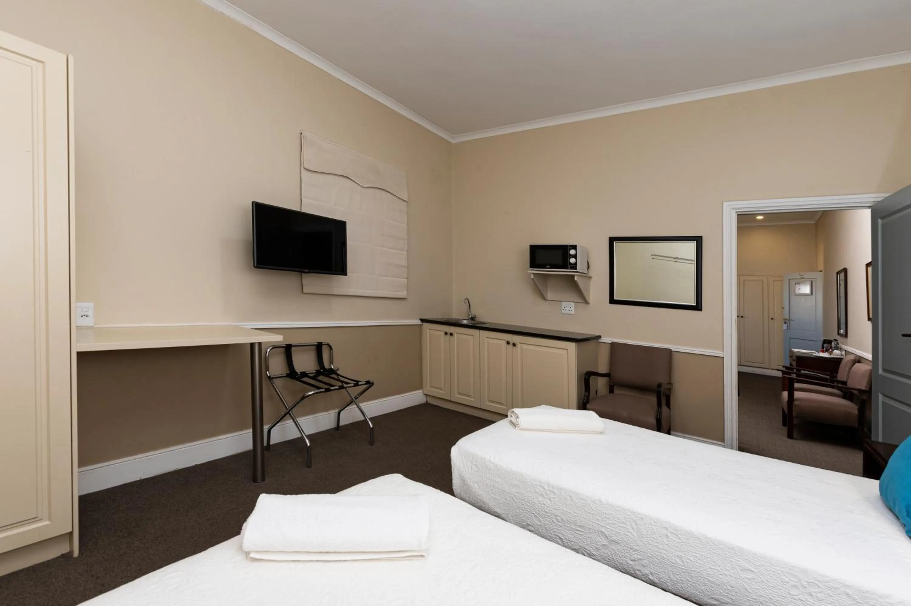 Bedroom, Bed in Queen's Hotel by BON Hotels