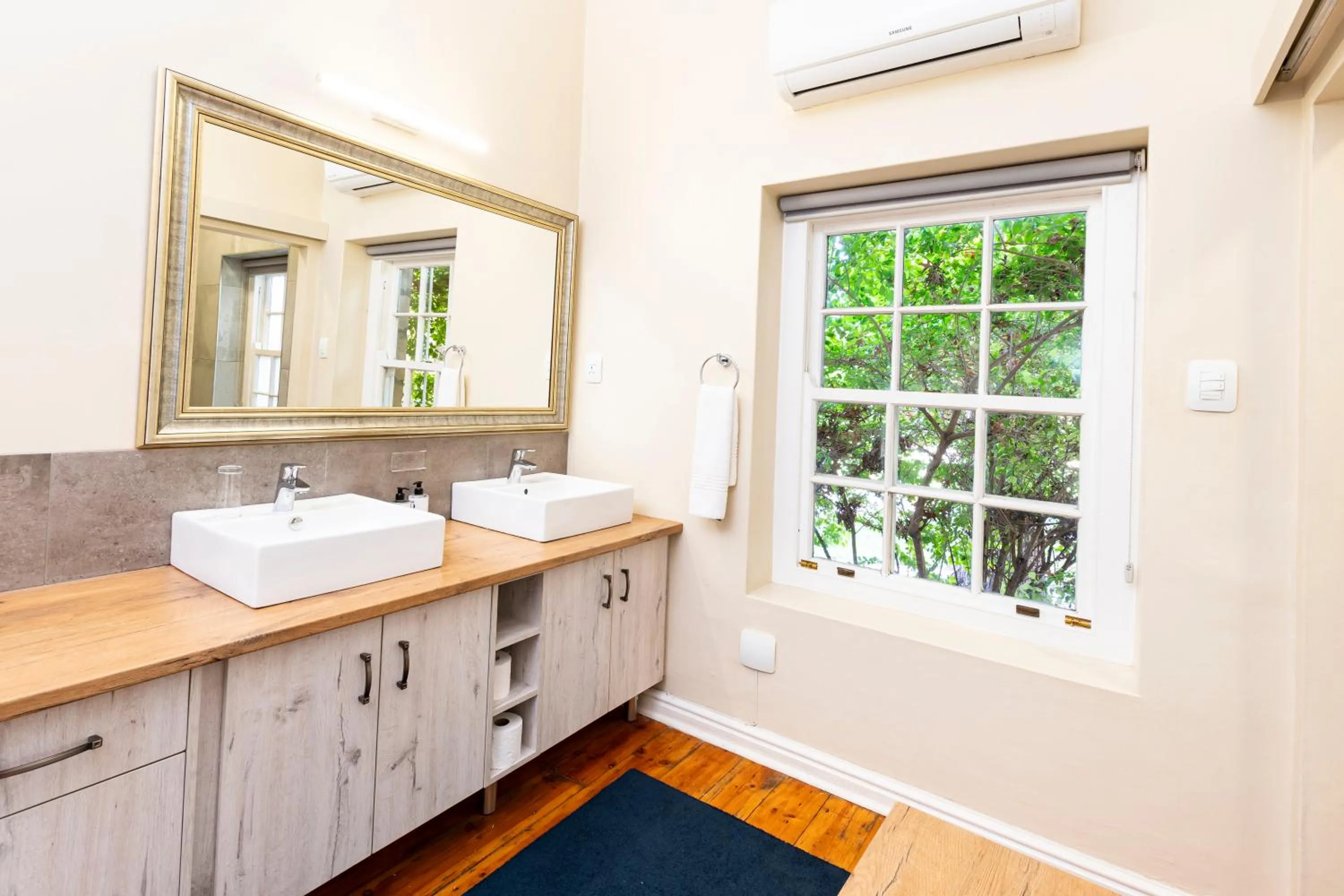 Bathroom in Queen's Hotel by BON Hotels
