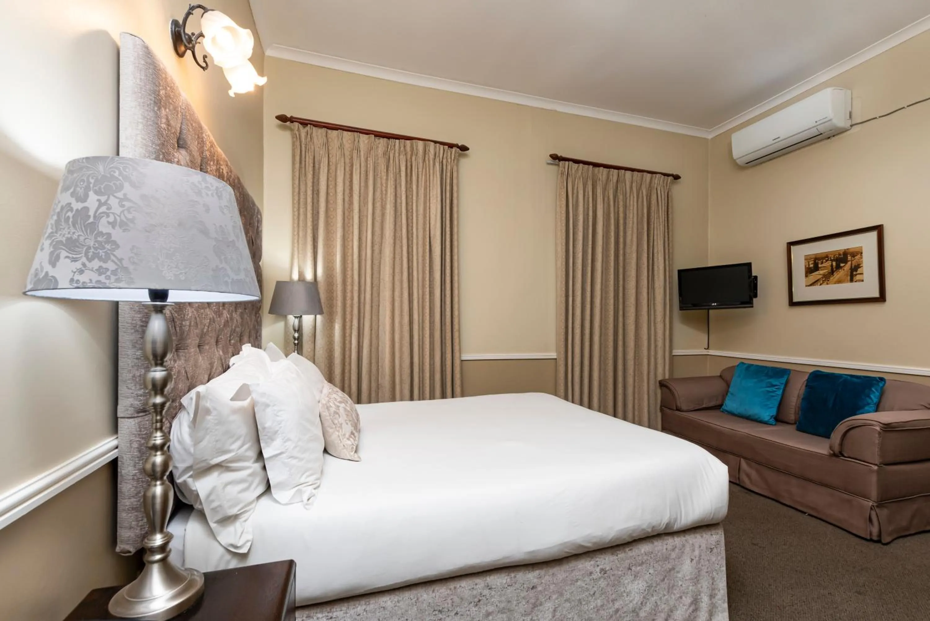 Bed in Queen's Hotel by BON Hotels