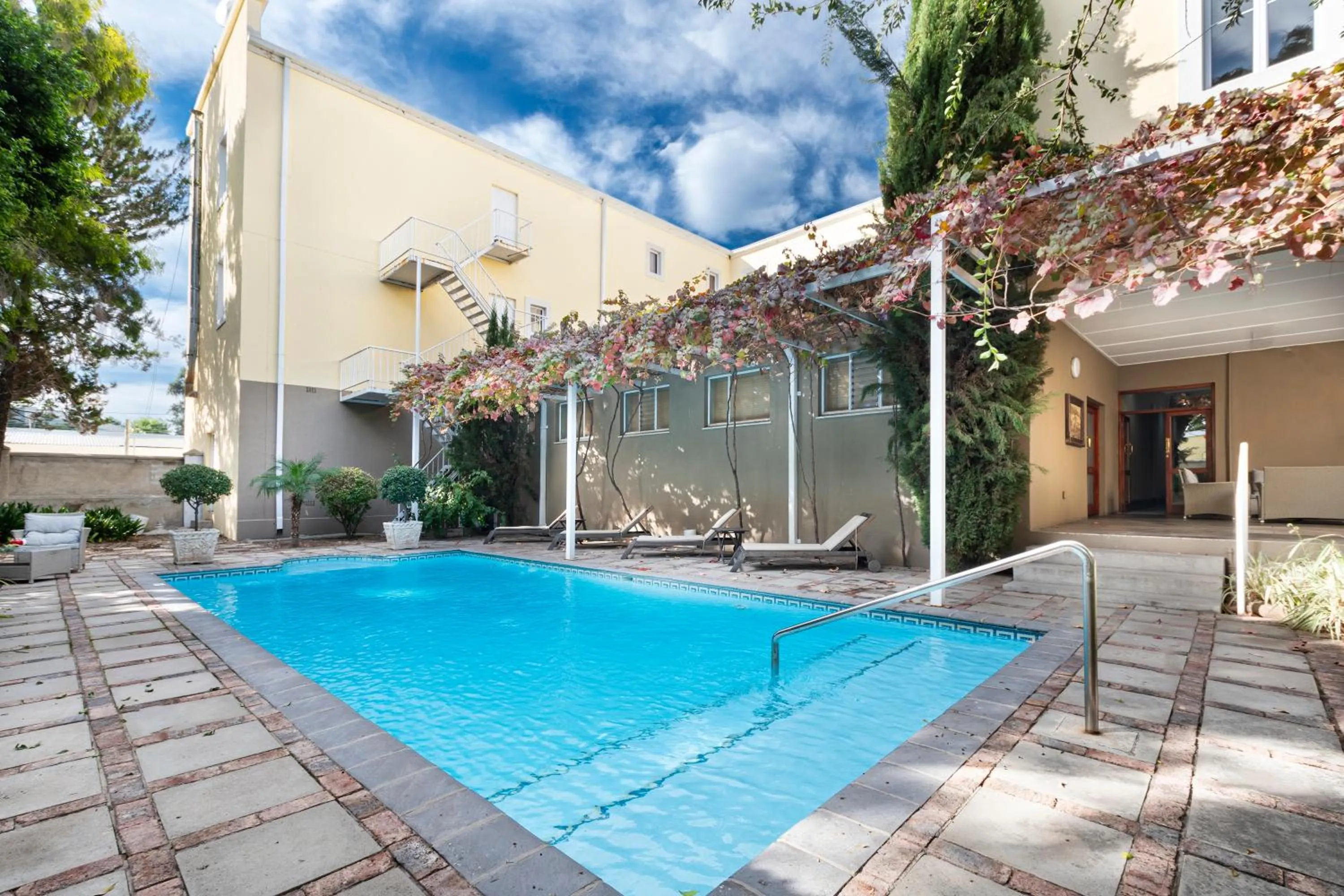Swimming pool in Queen's Hotel by BON Hotels