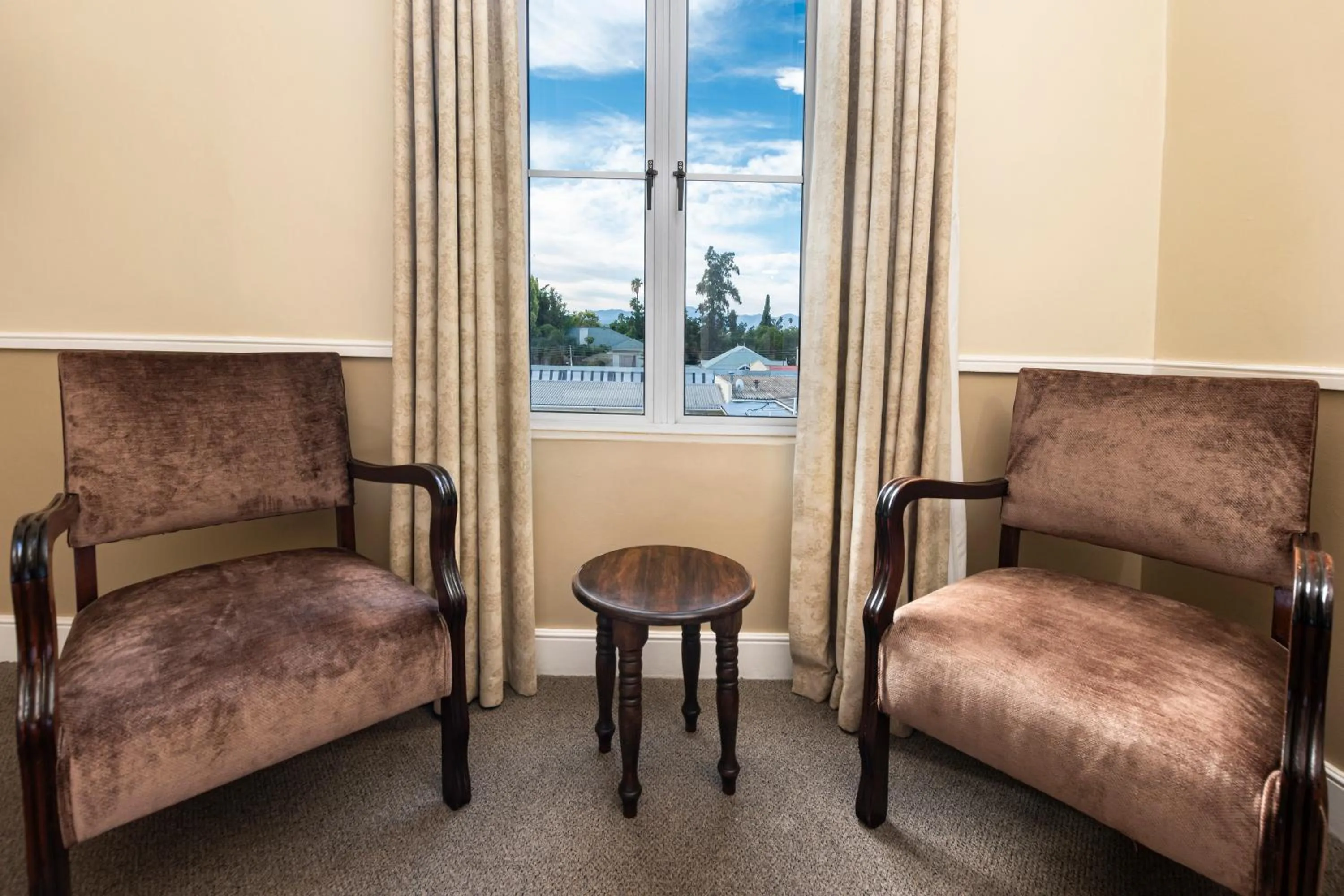 Seating area in Queen's Hotel by BON Hotels