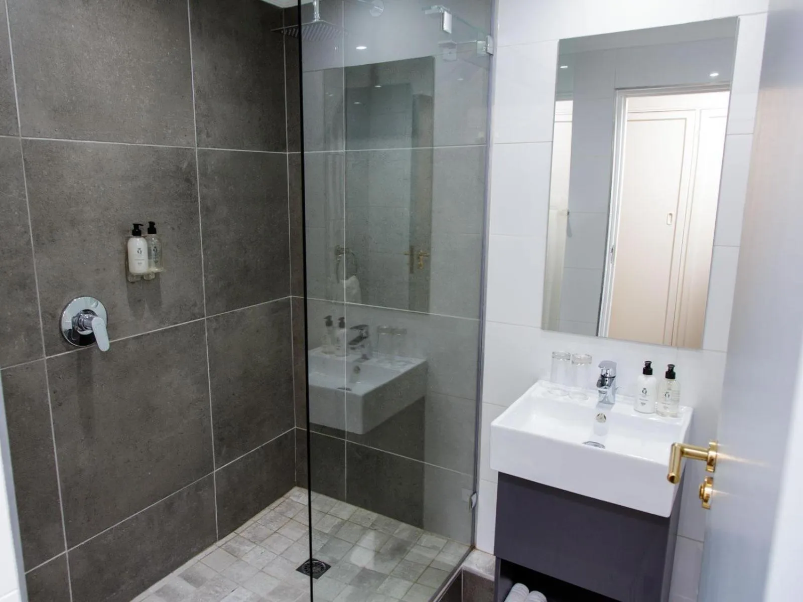 Bathroom in Queen's Hotel by BON Hotels