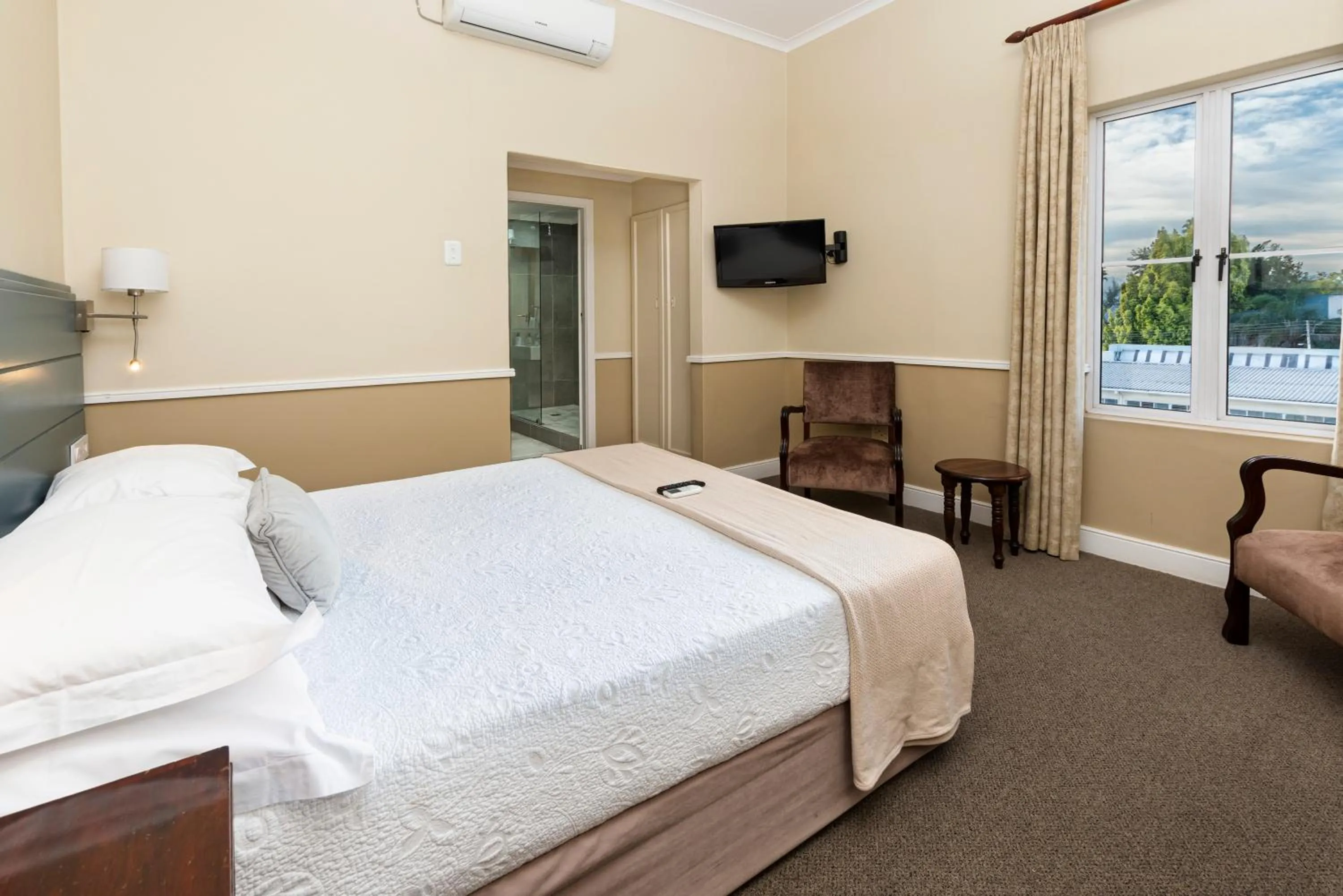 Bed in Queen's Hotel by BON Hotels