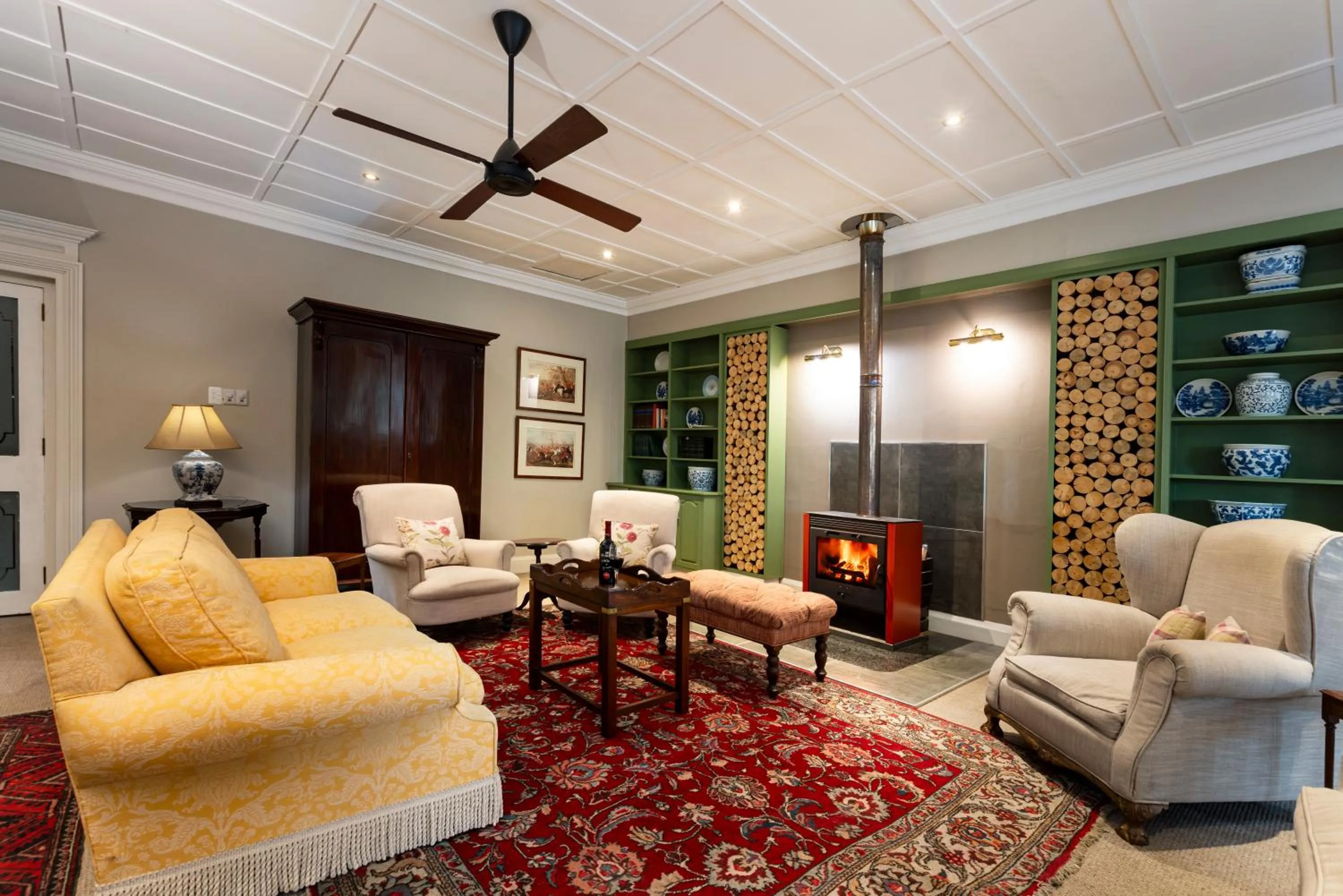 Seating area in Queen's Hotel by BON Hotels