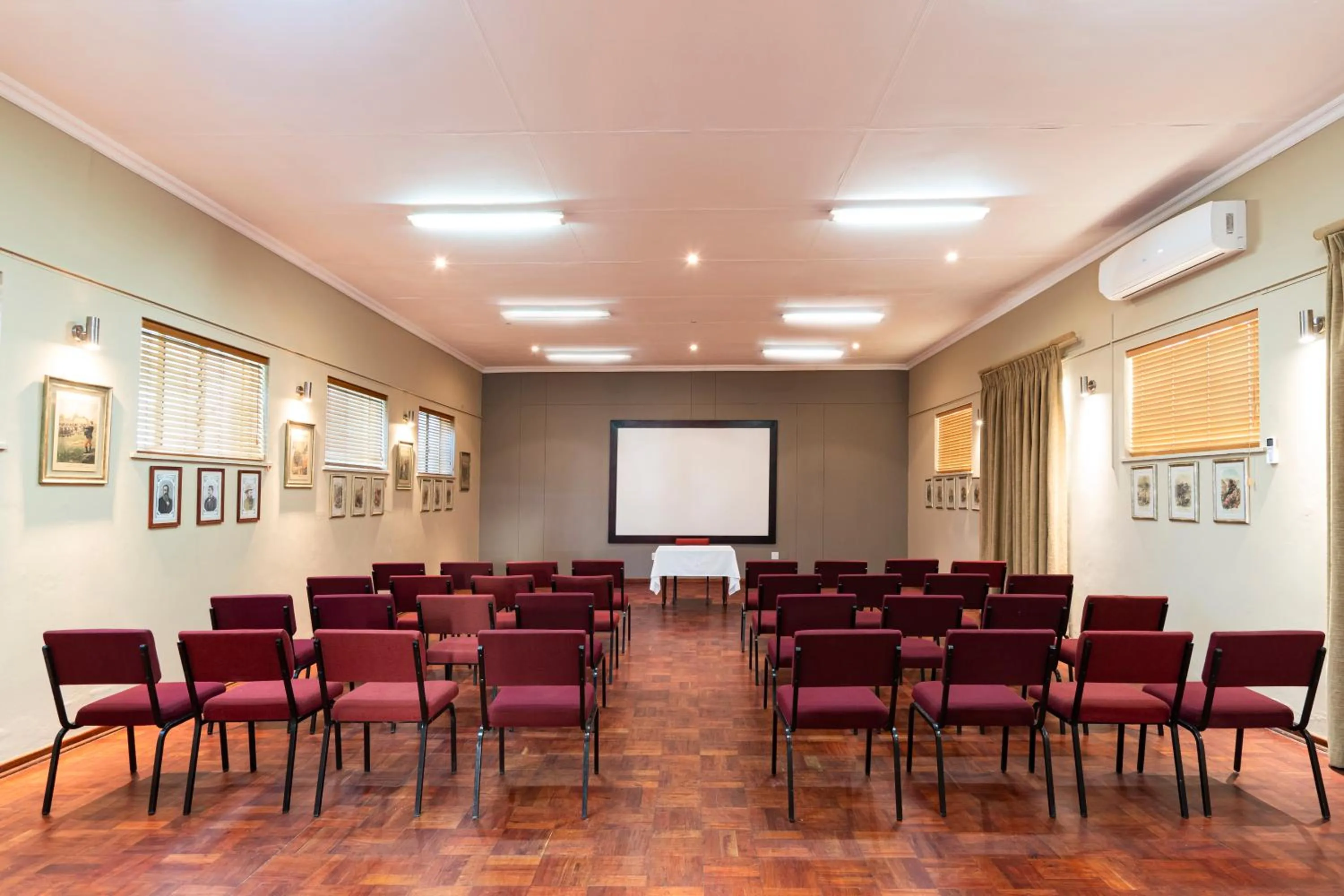 Meeting/conference room in Queen's Hotel by BON Hotels