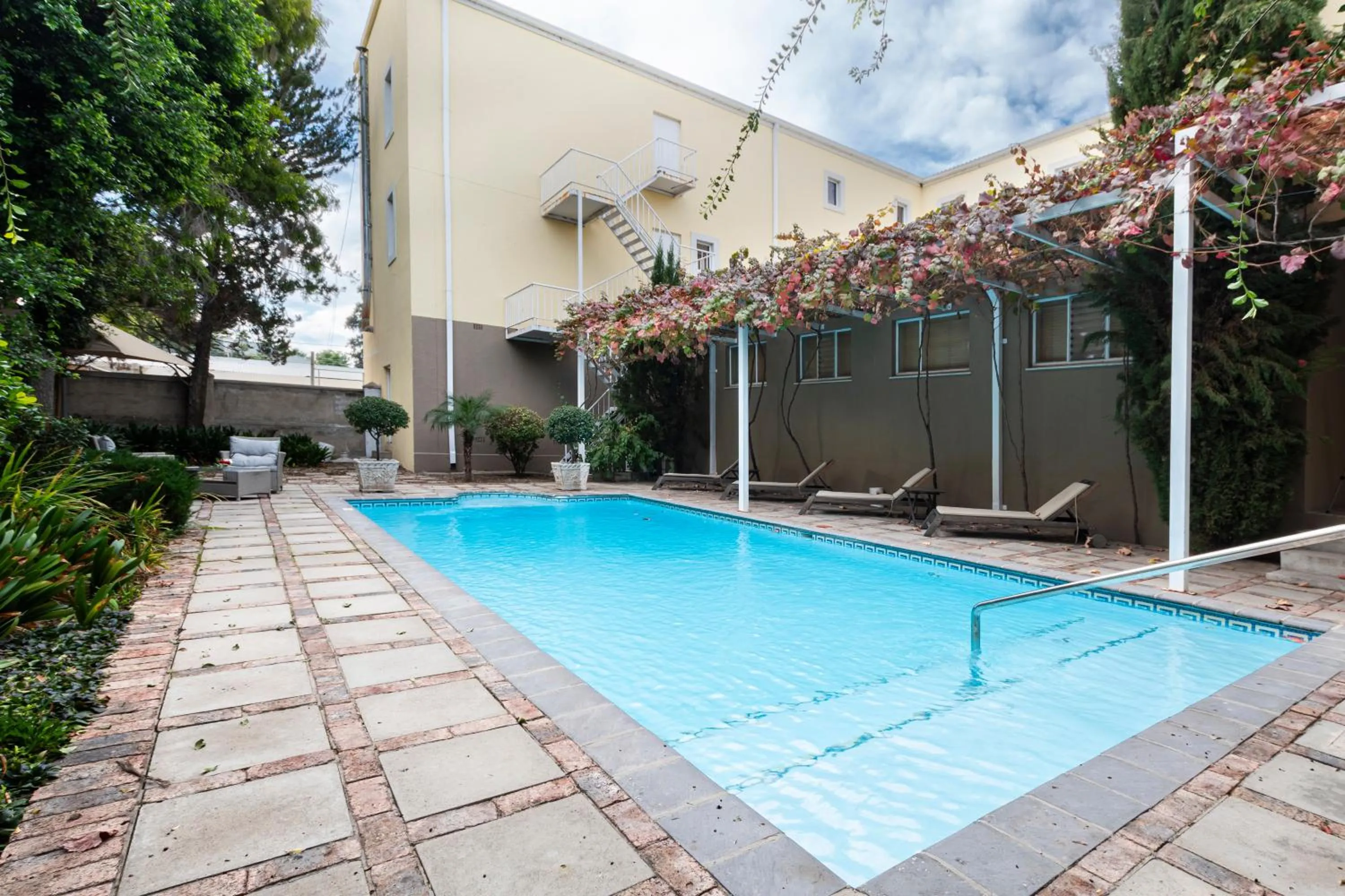 Swimming pool in Queen's Hotel by BON Hotels