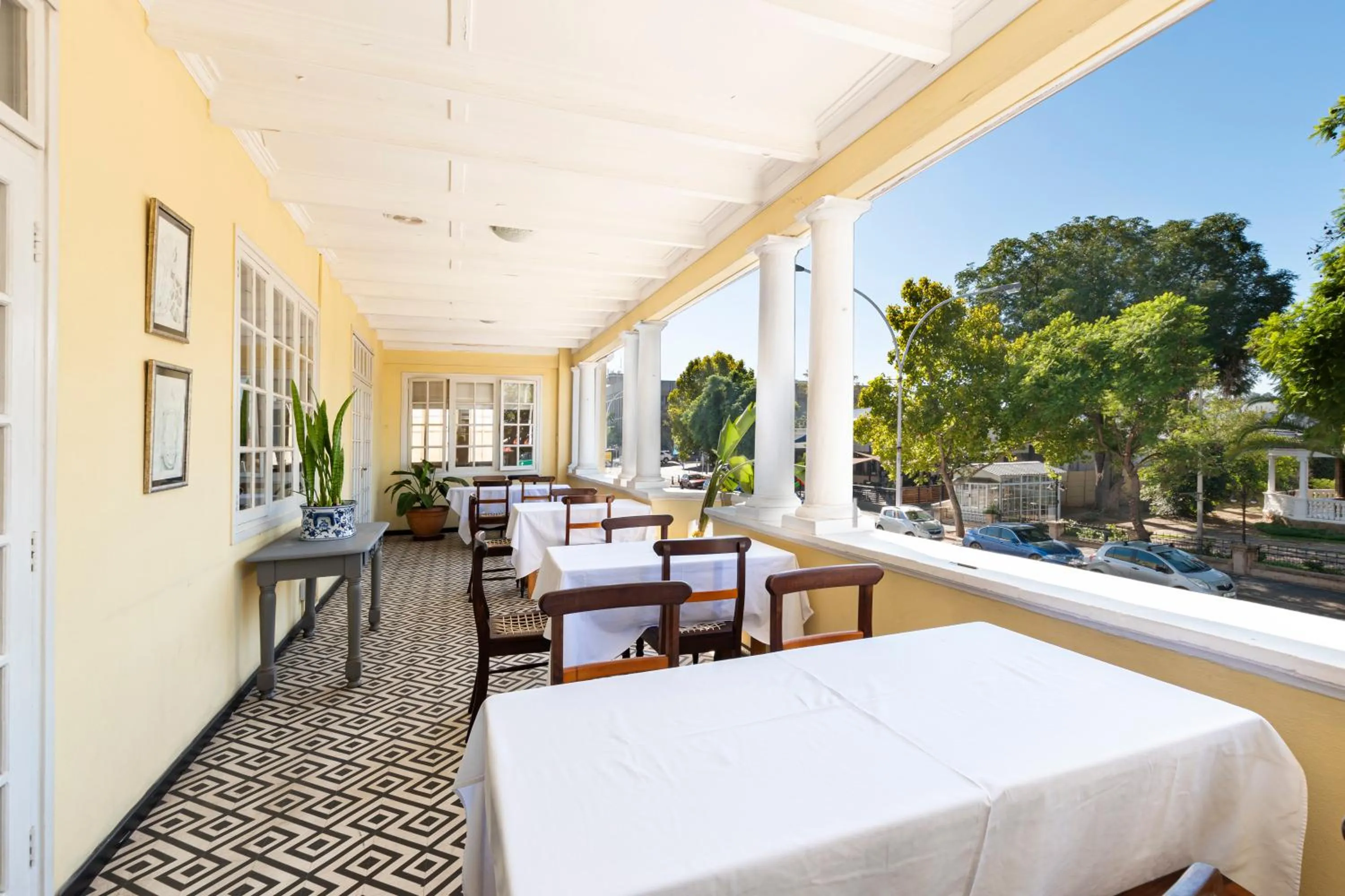 Restaurant/places to eat in Queen's Hotel by BON Hotels