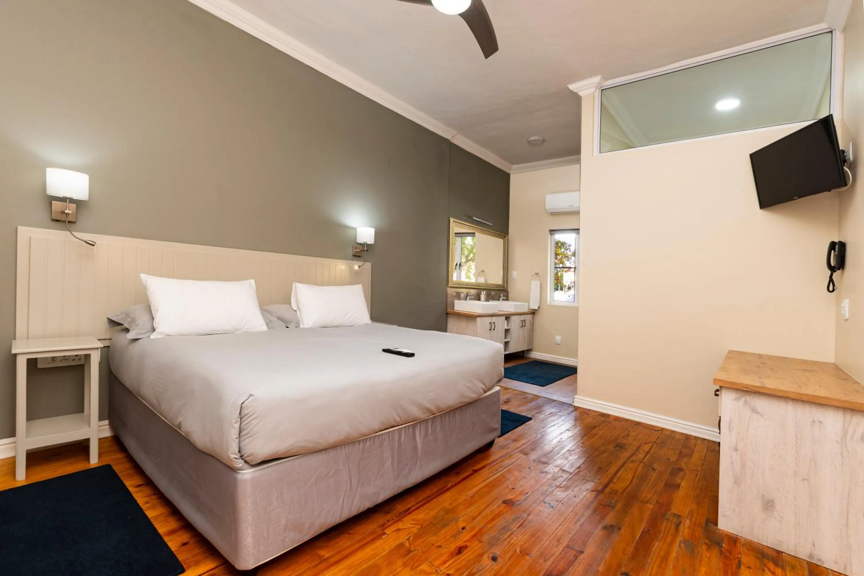 Bed in Queen's Hotel by BON Hotels