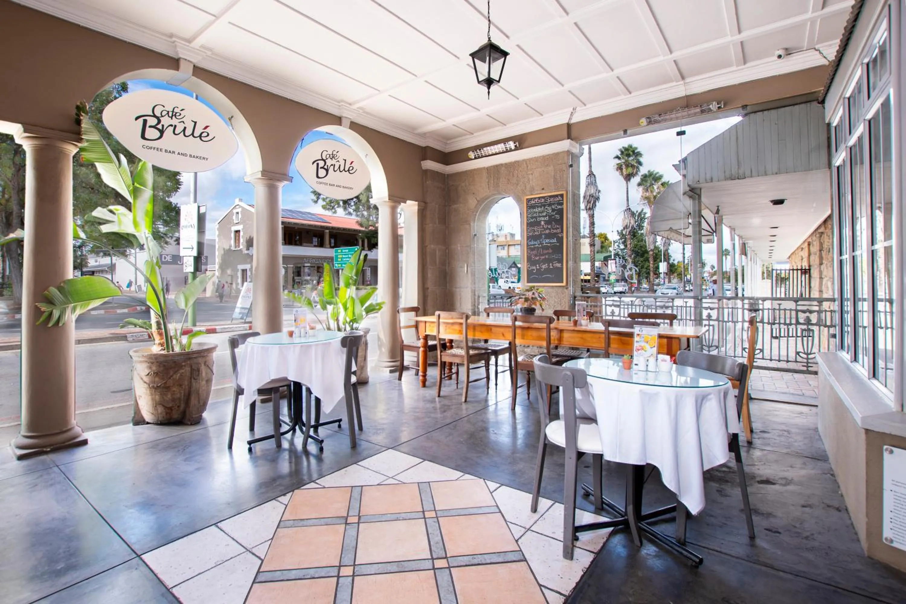 Restaurant/places to eat in Queen's Hotel by BON Hotels