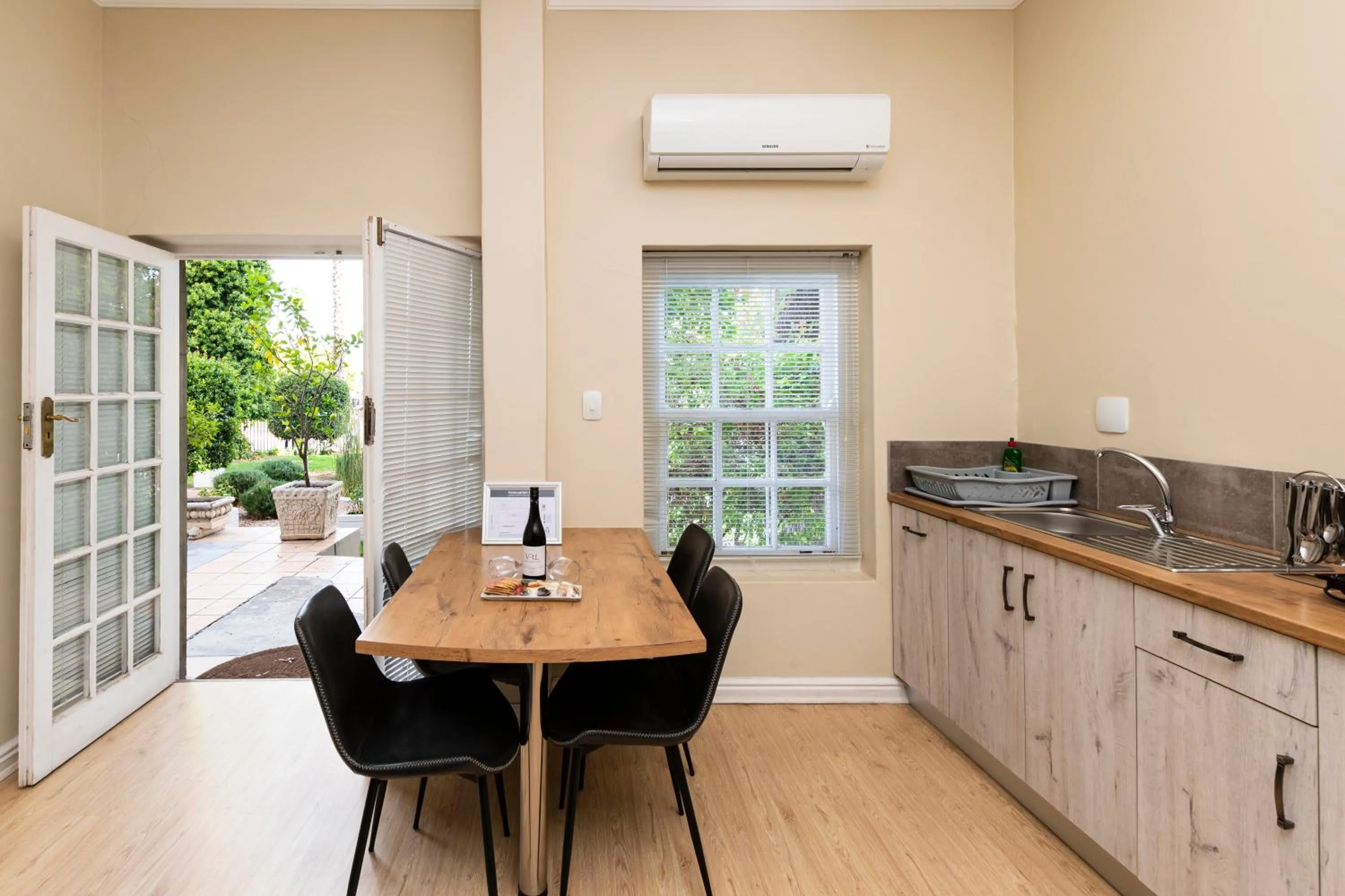 Kitchen or kitchenette in Queen's Hotel by BON Hotels