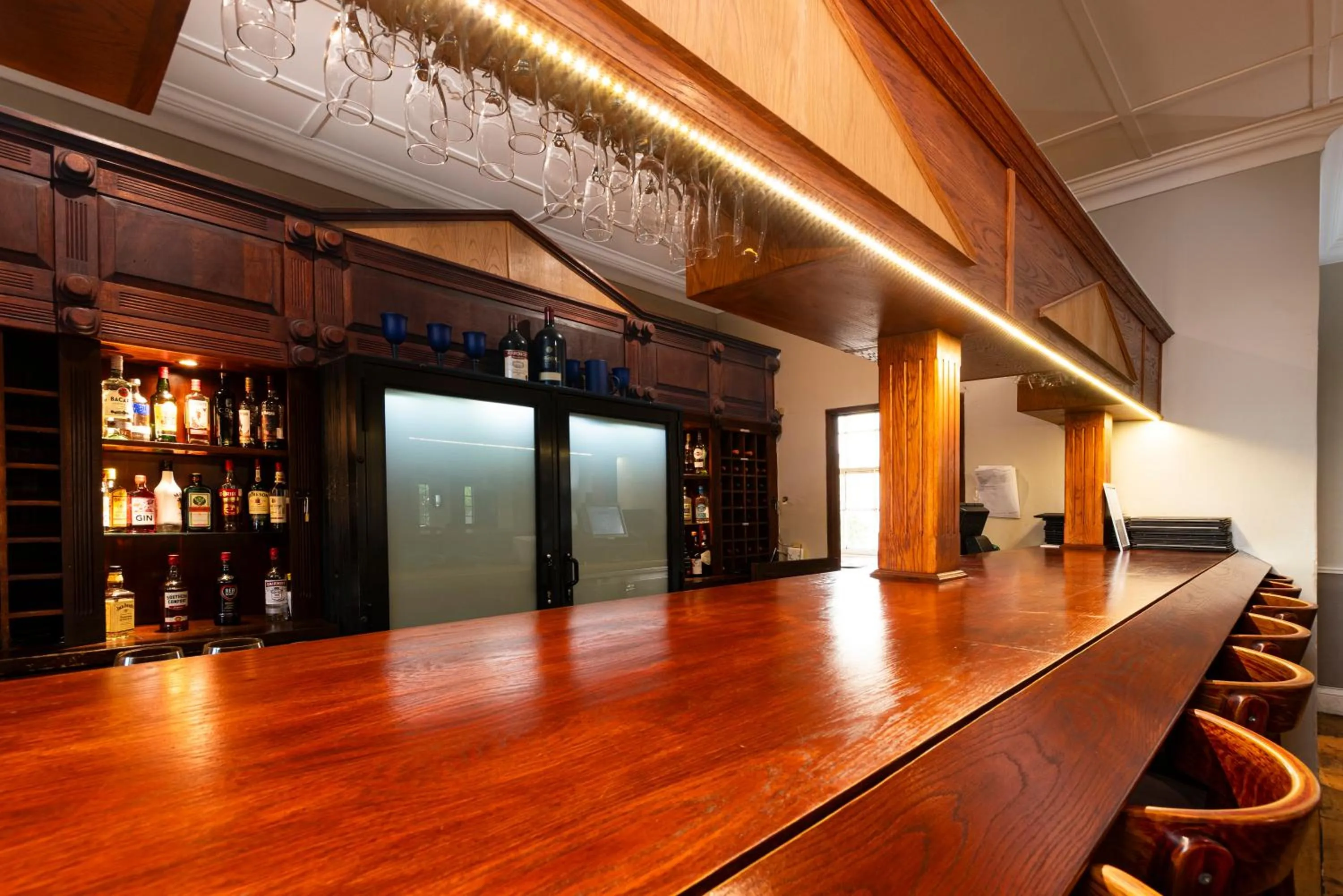 Lounge or bar in Queen's Hotel by BON Hotels