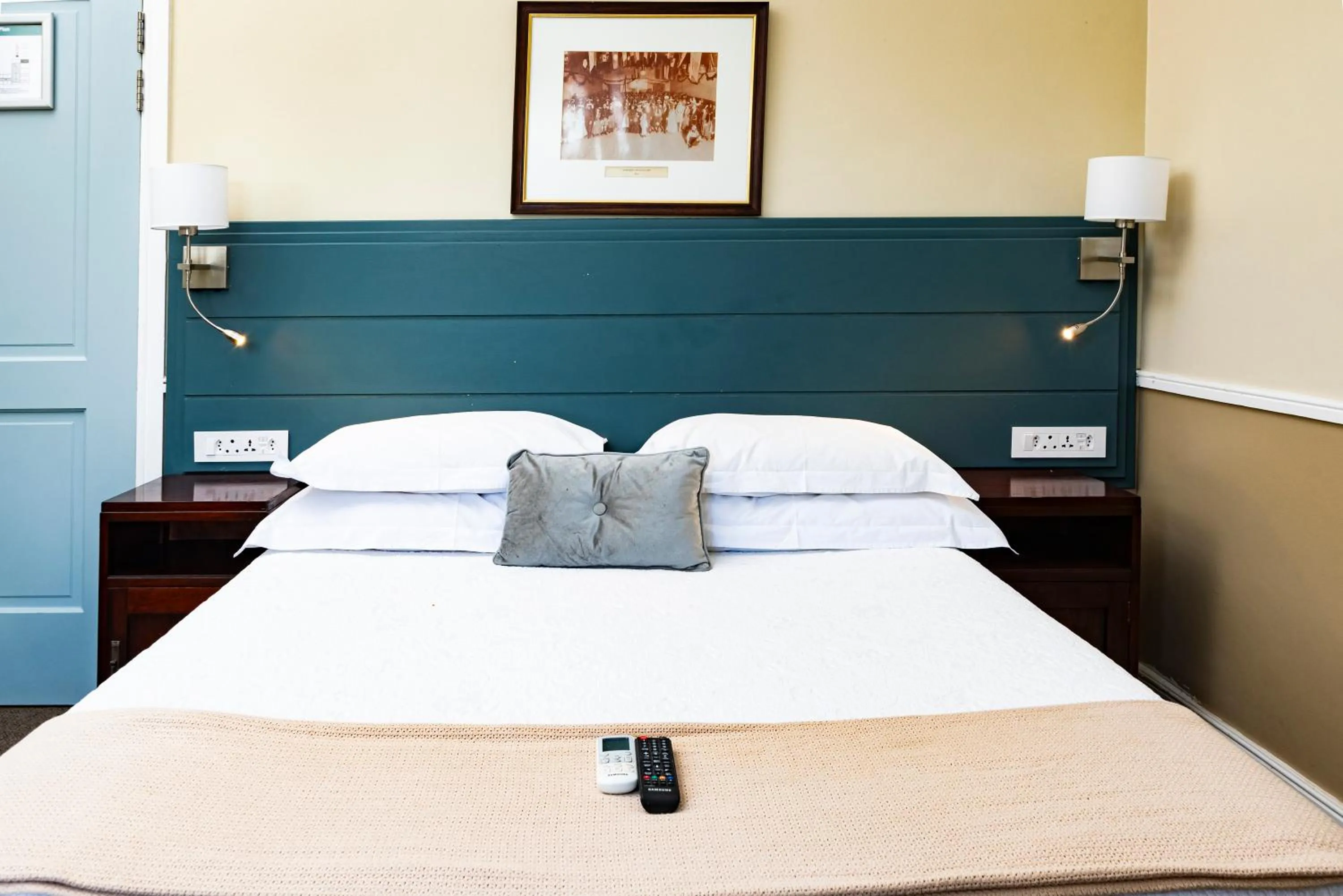 Bed in Queen's Hotel by BON Hotels