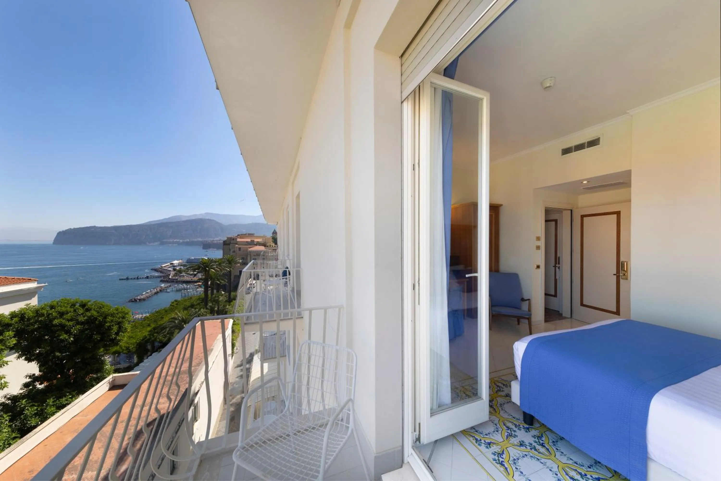 Balcony/Terrace, Bed in Hotel Continental