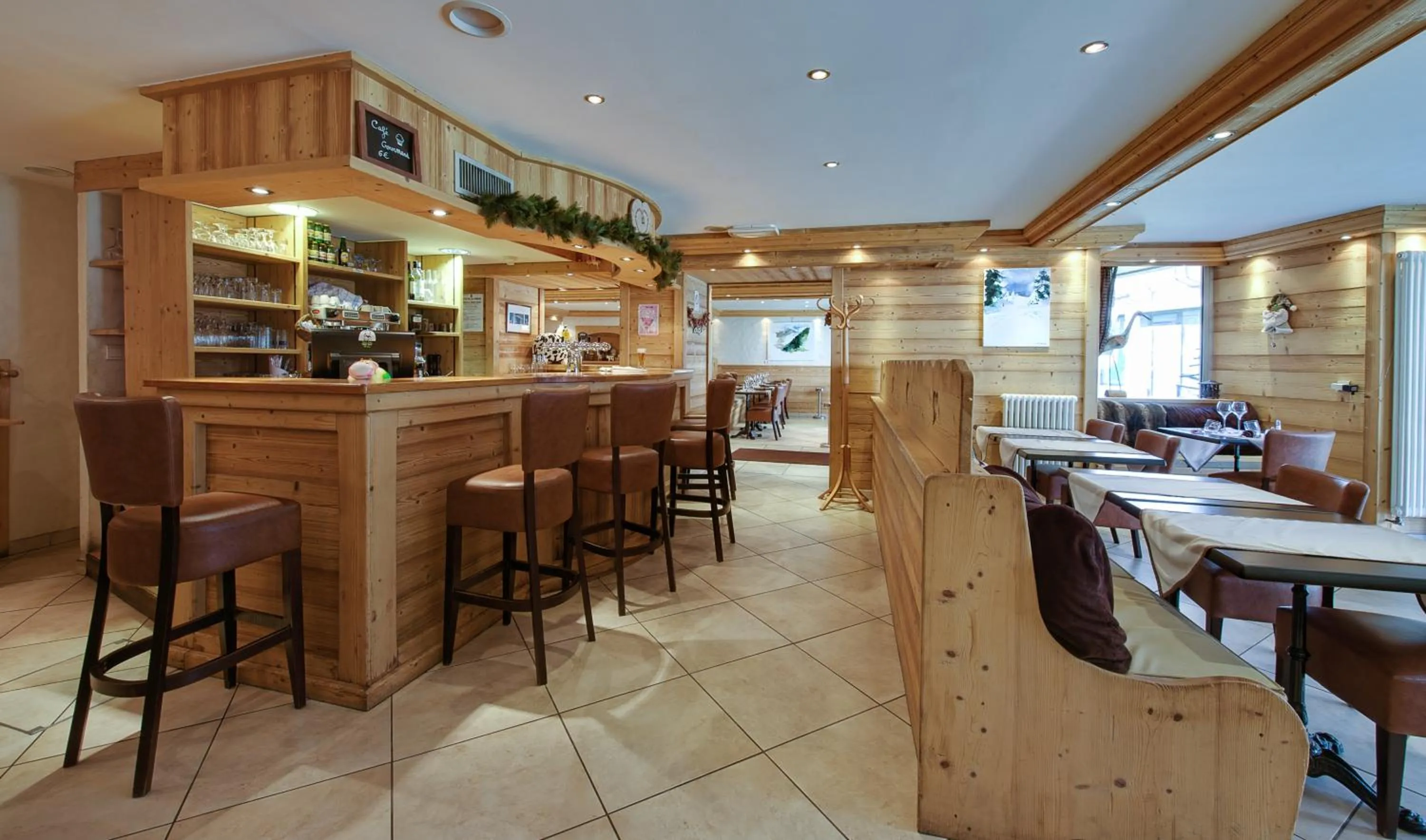 Restaurant/places to eat in Hotel Du Commerce