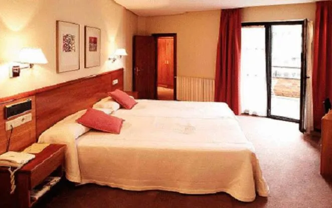 Photo of the whole room, Bed in Hotel Anoeta