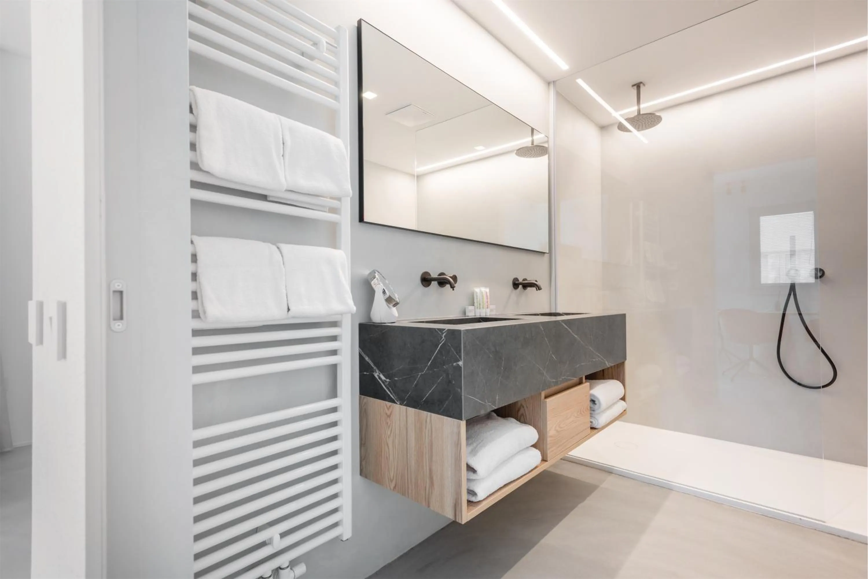 Shower in Du Lac Et Du Parc Grand Resort