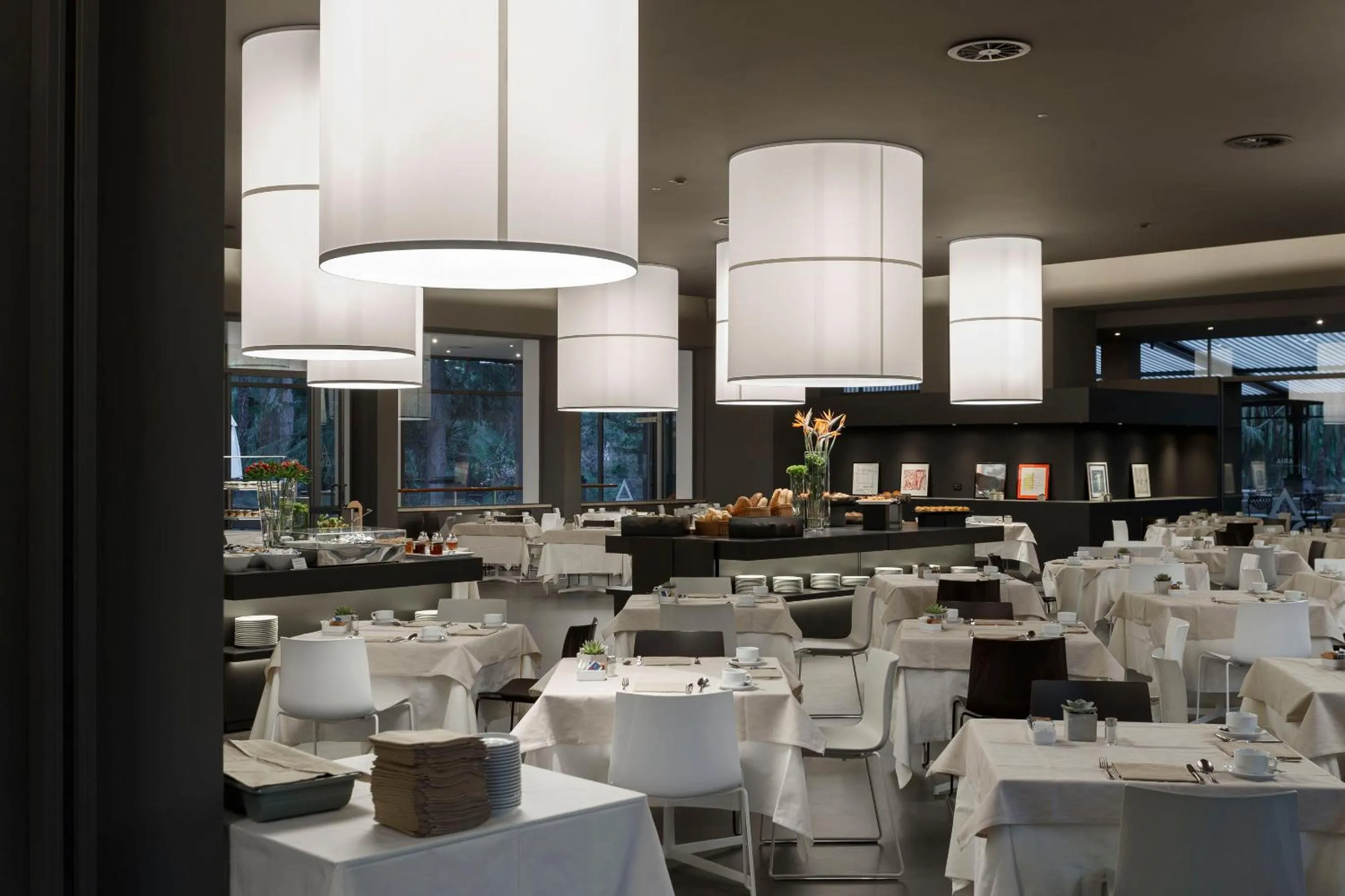 Restaurant/places to eat in Du Lac Et Du Parc Grand Resort