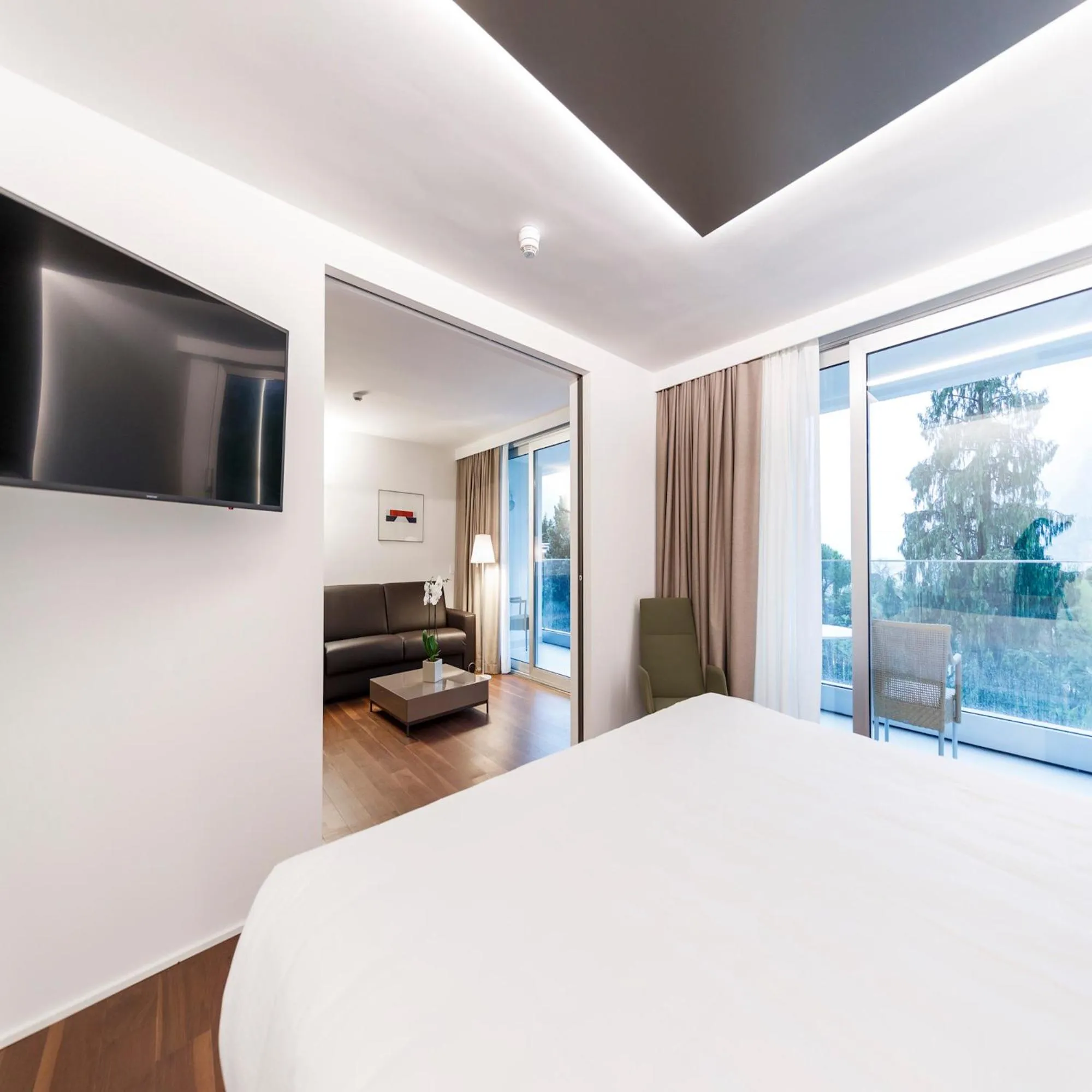 Patio, Bed in Du Lac Et Du Parc Grand Resort