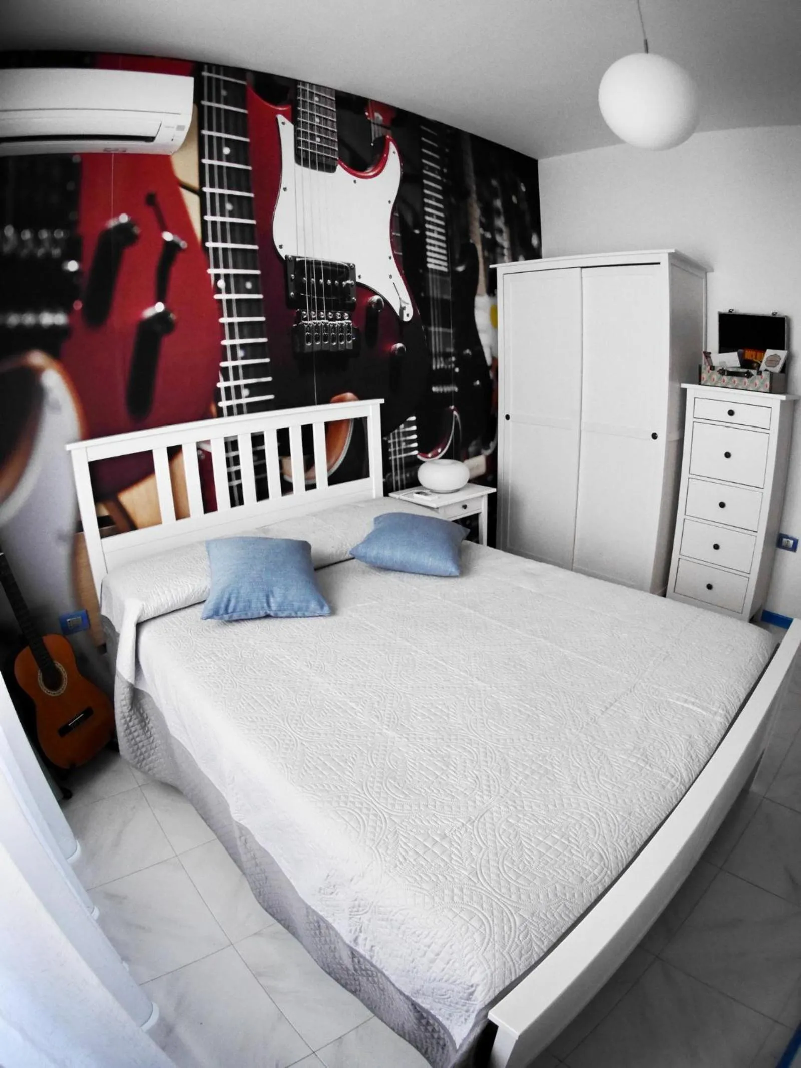 Photo of the whole room, Bed in I Love Art