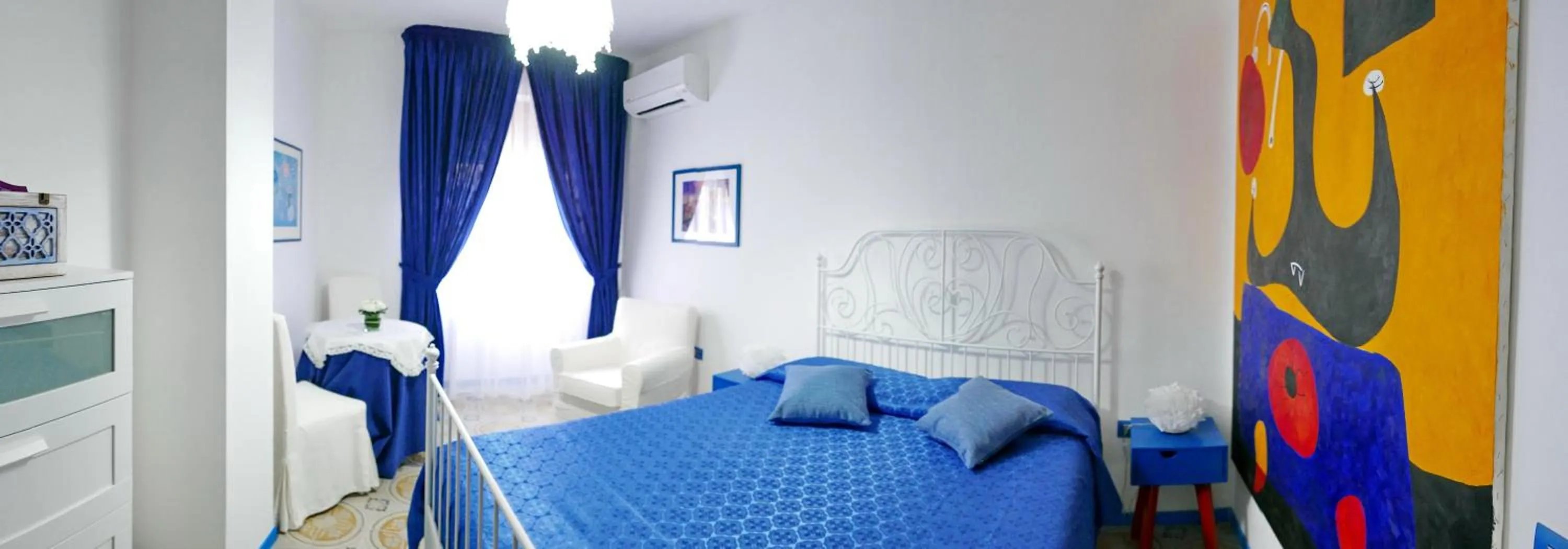 Photo of the whole room, Bed in I Love Art