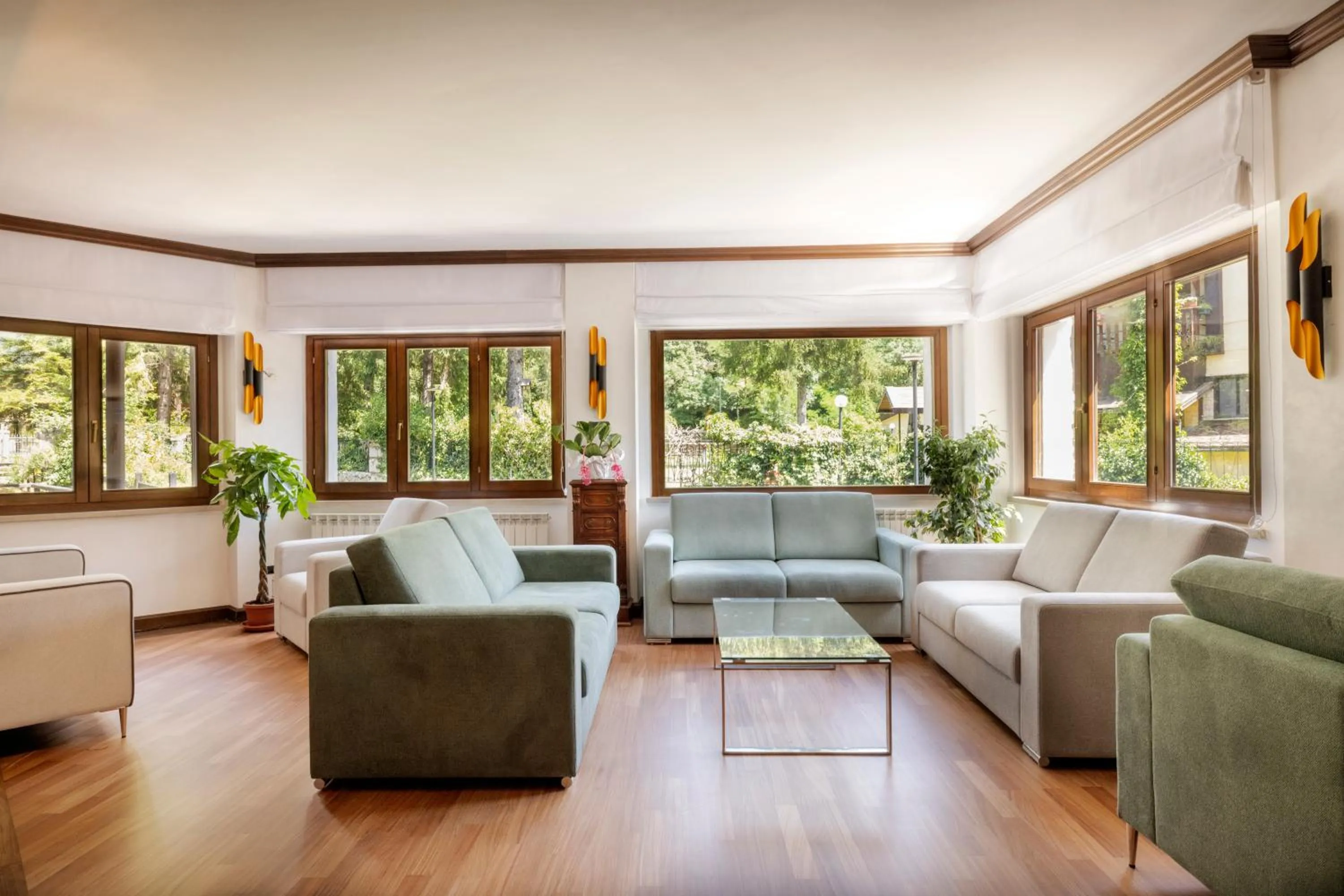 Communal lounge/ TV room in Hotel Corona & Spa