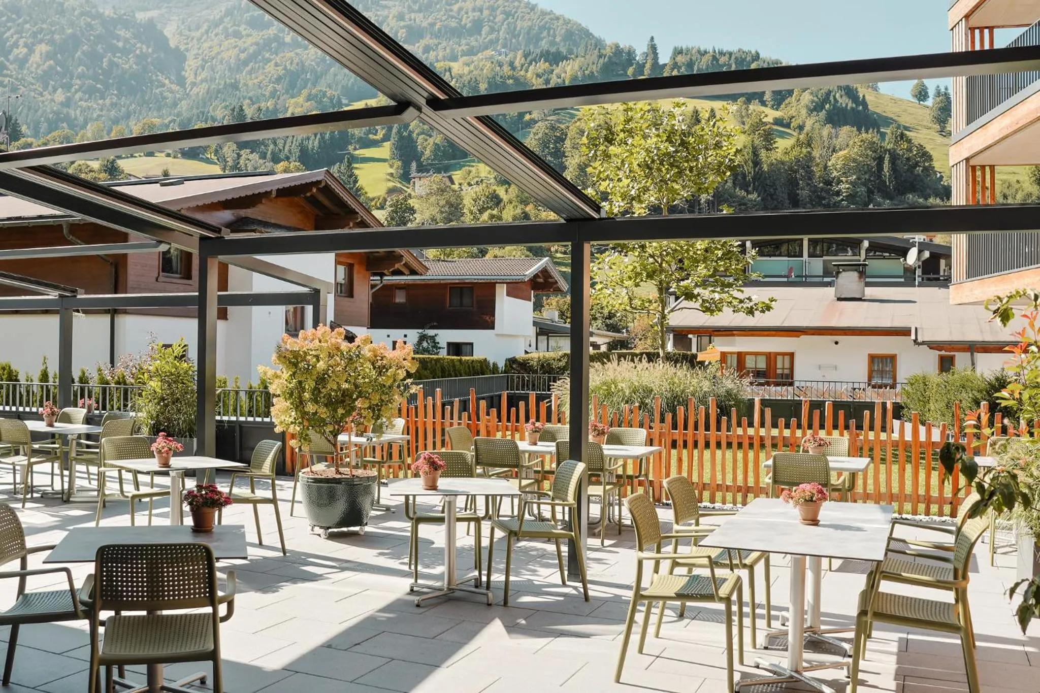 Restaurant/places to eat in AlpenParks Hotel & Apartment Taxacher