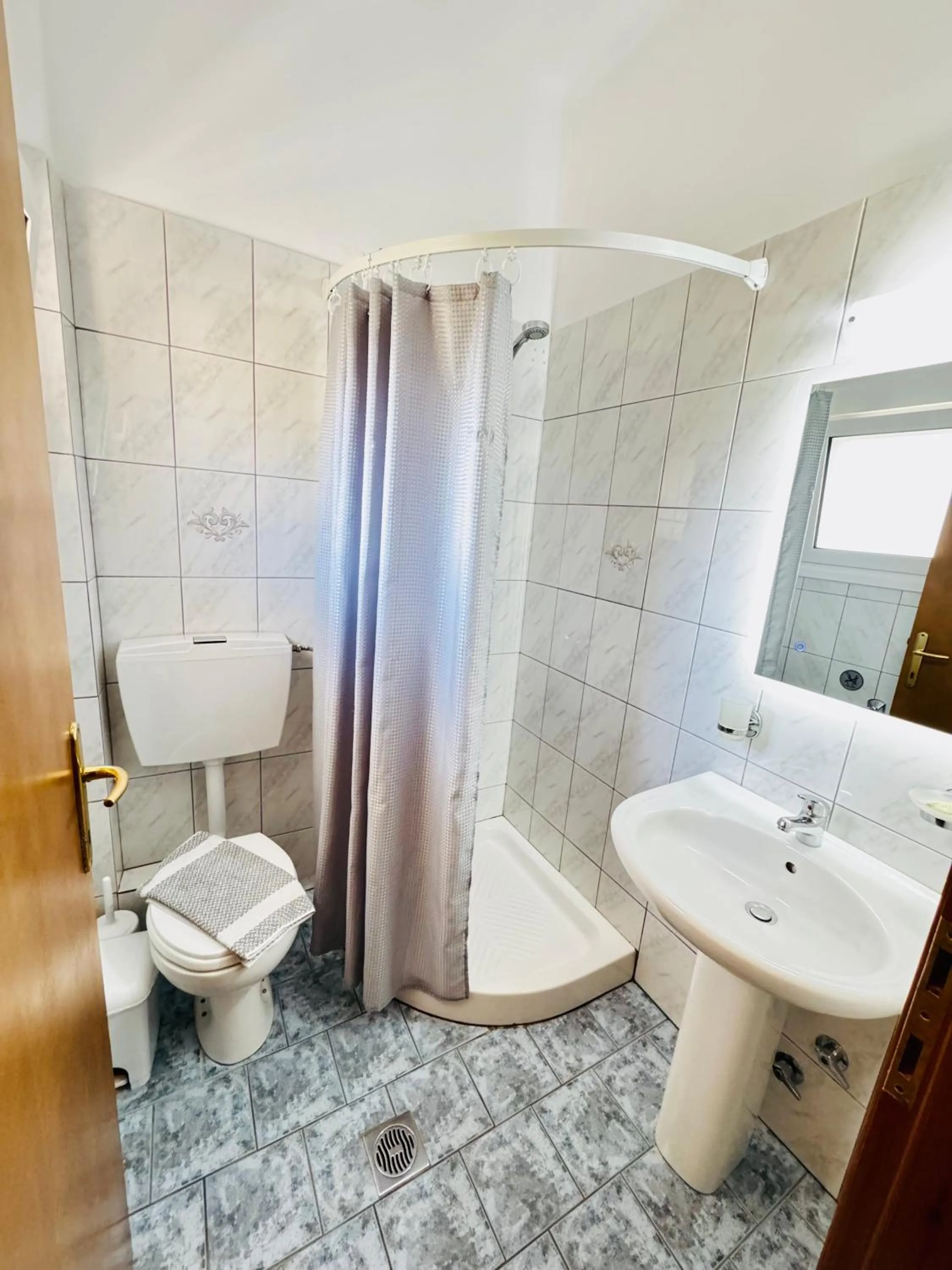 Shower in Aneton