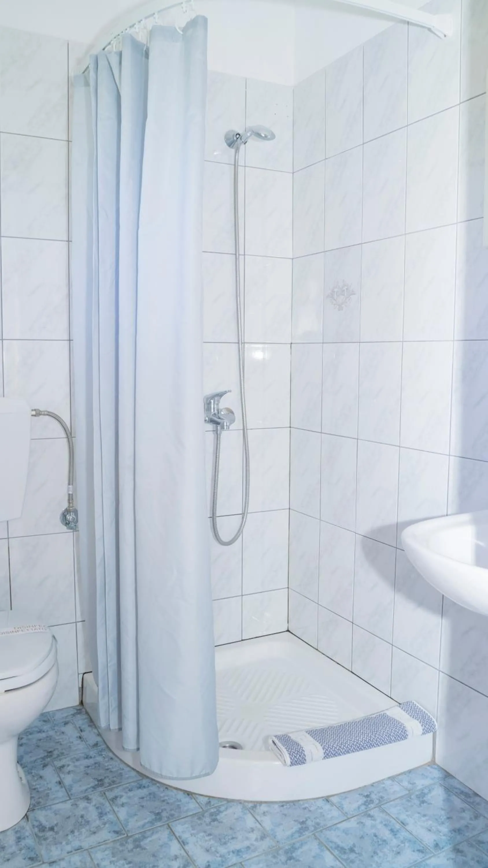 Shower in Aneton