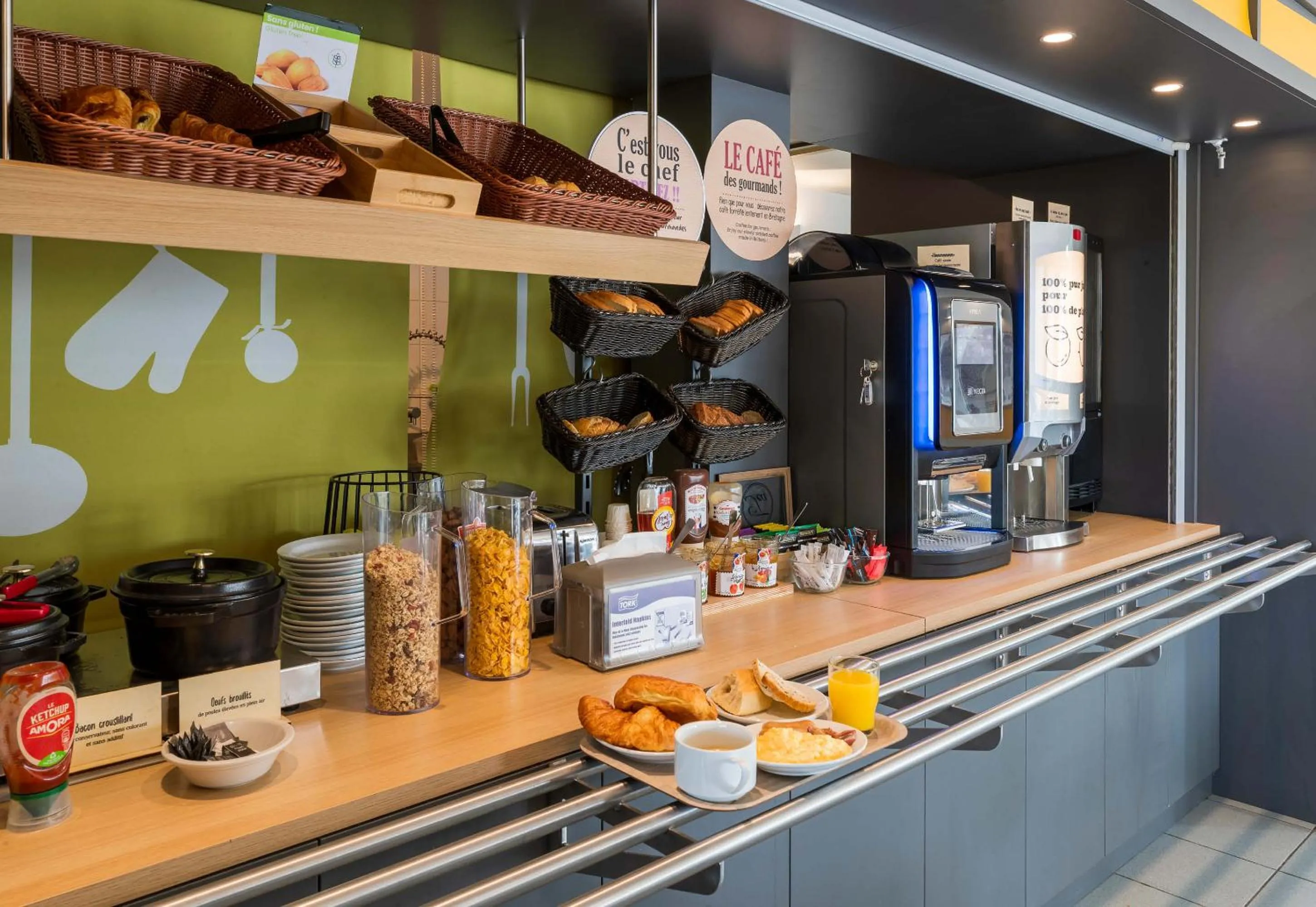 Buffet breakfast in B&B HOTEL Troyes Barberey