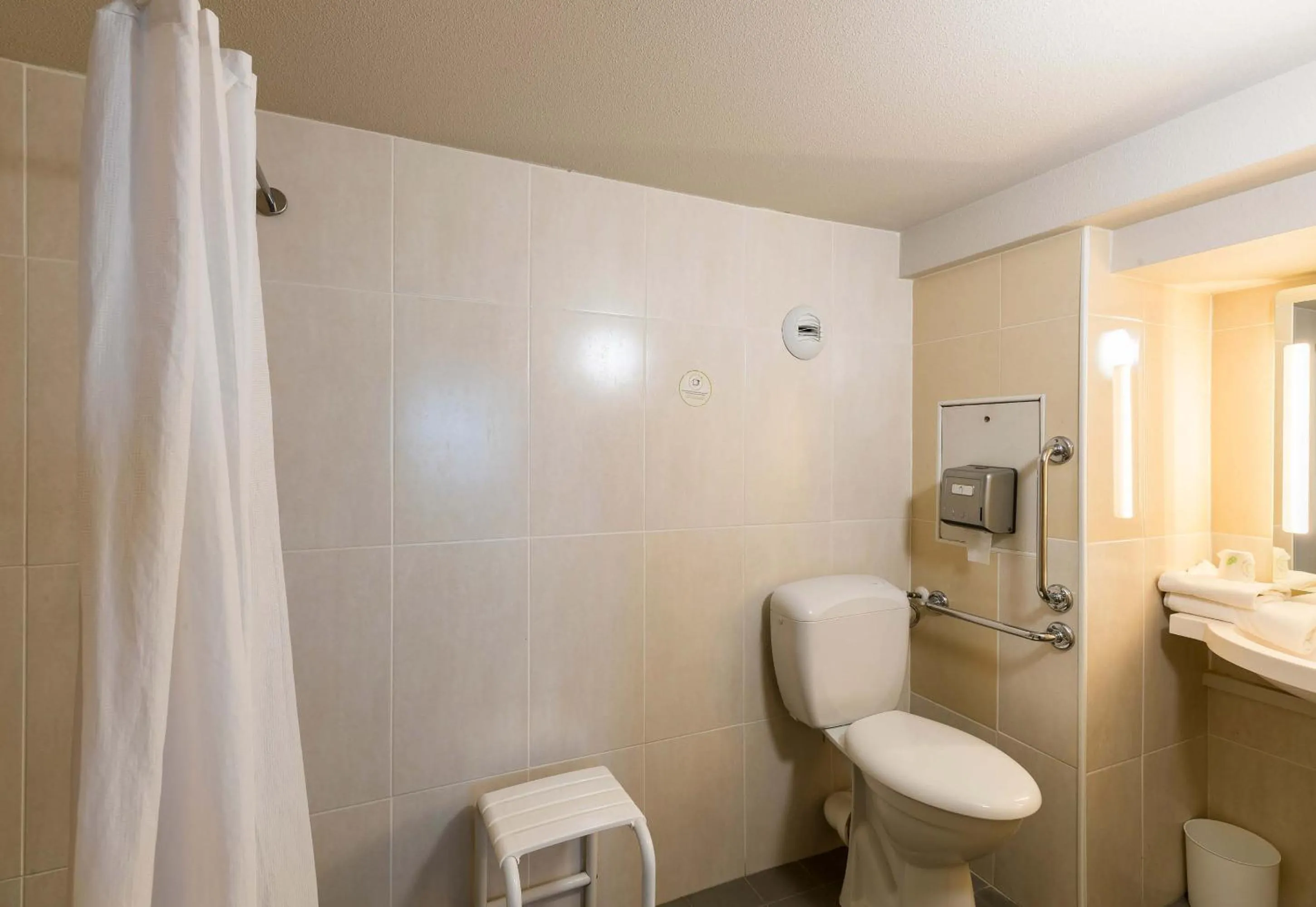 Bathroom in B&B HOTEL Troyes Barberey