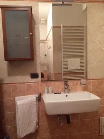 Bathroom in Suite del Borgo - Affittacamere - Guest house