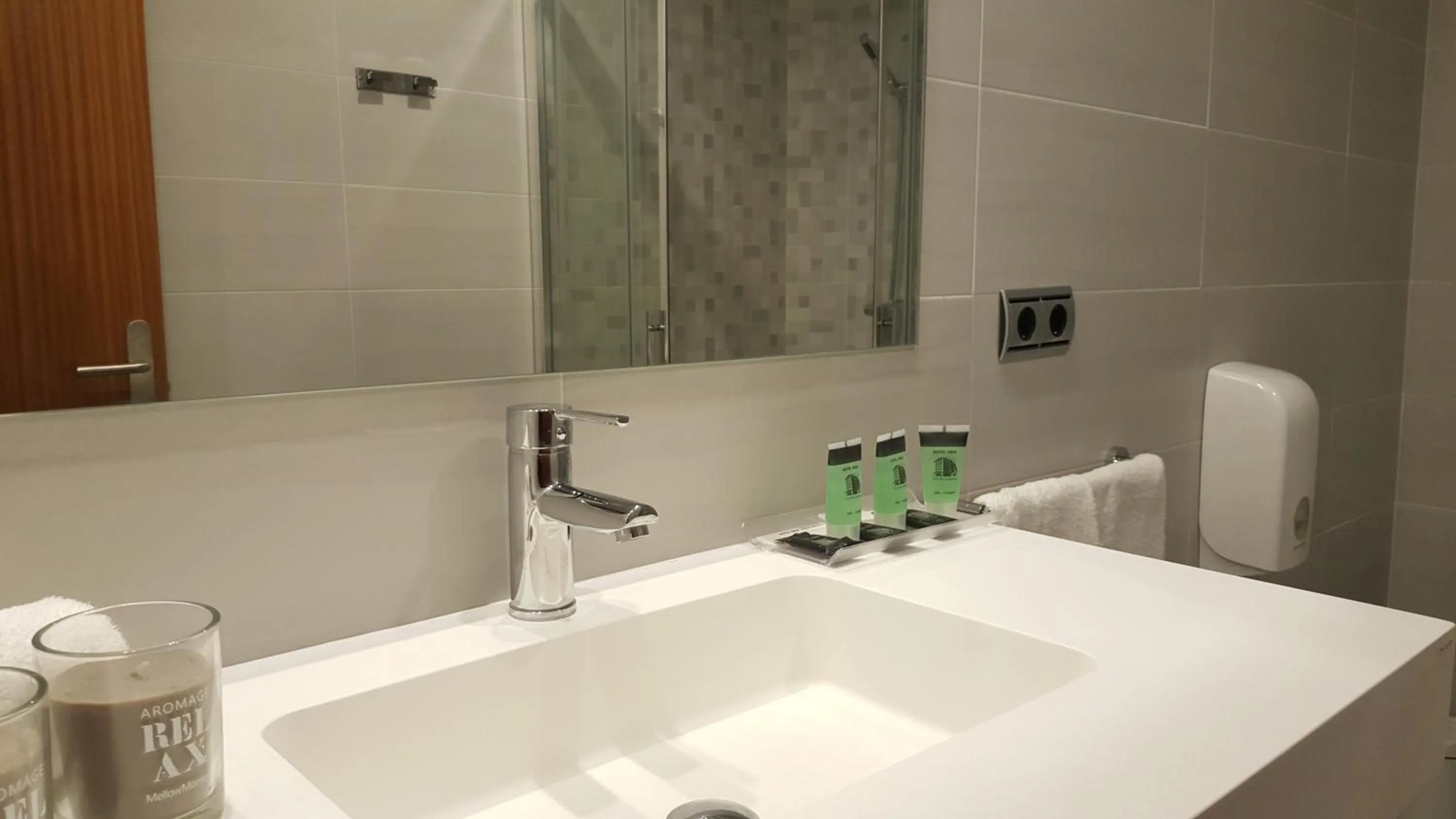 Shower in Hotel Oria